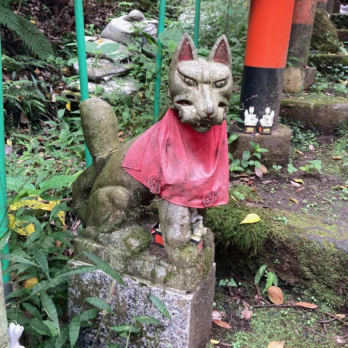 佐助稲荷神社のキツネ像