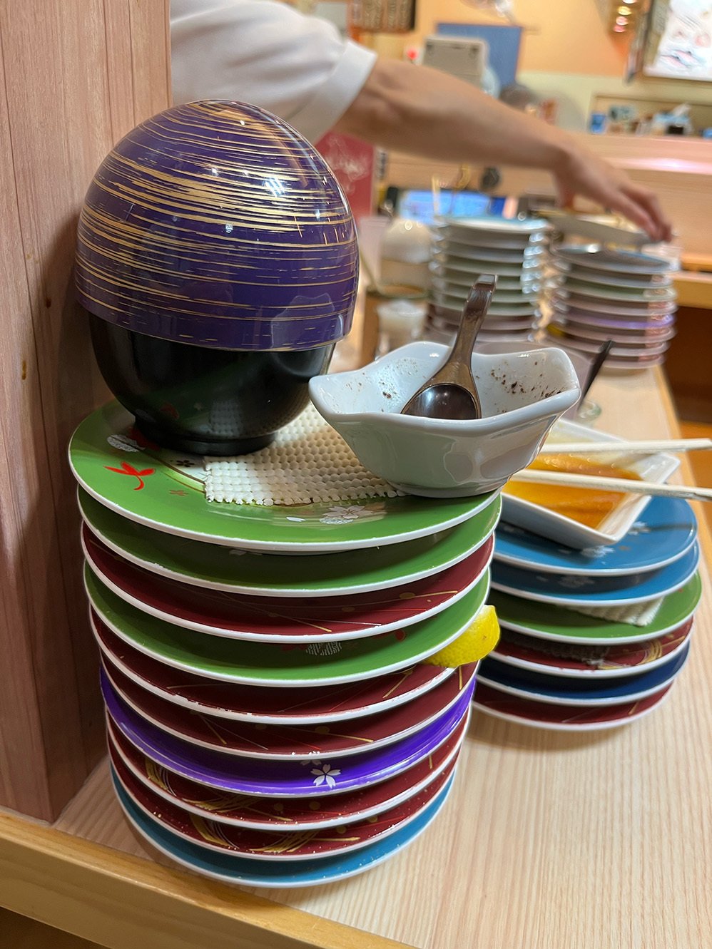 まつりやで食べたお寿司の皿が積み上げられている