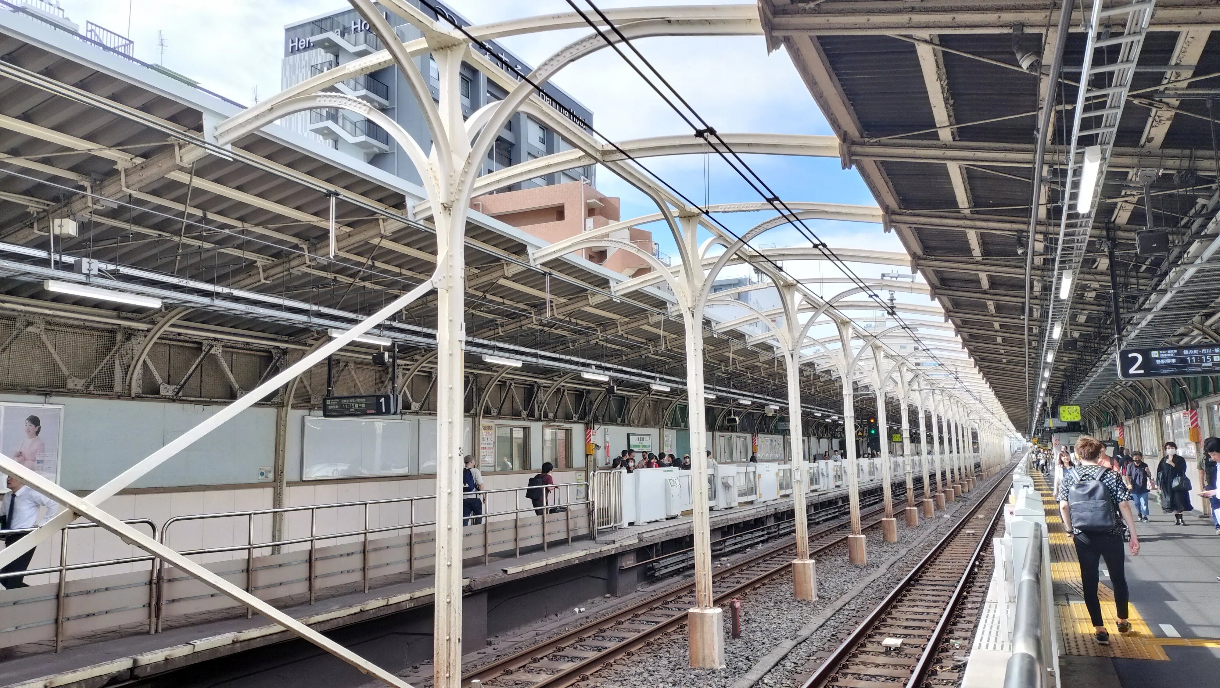 レールで組まれた上屋と、美しい高架橋の駅・・浅草橋駅の魅力に迫る