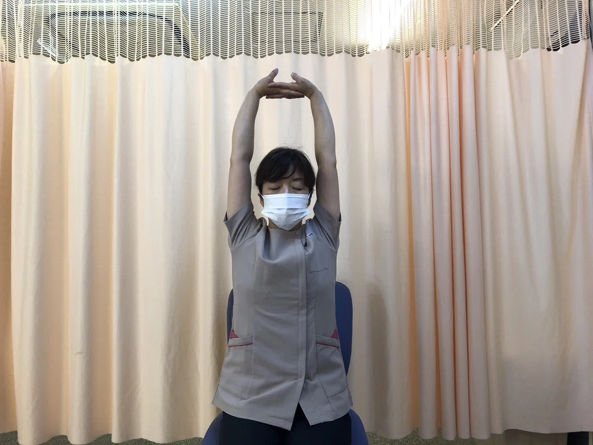 Lean Upper Back For those suffering from lower back pain due to desk work! 3 simple ...