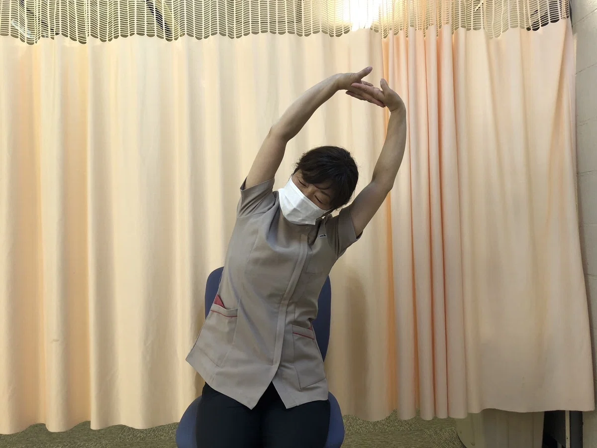 Lean Upper Back For those suffering from lower back pain due to desk work! 3 simple ...