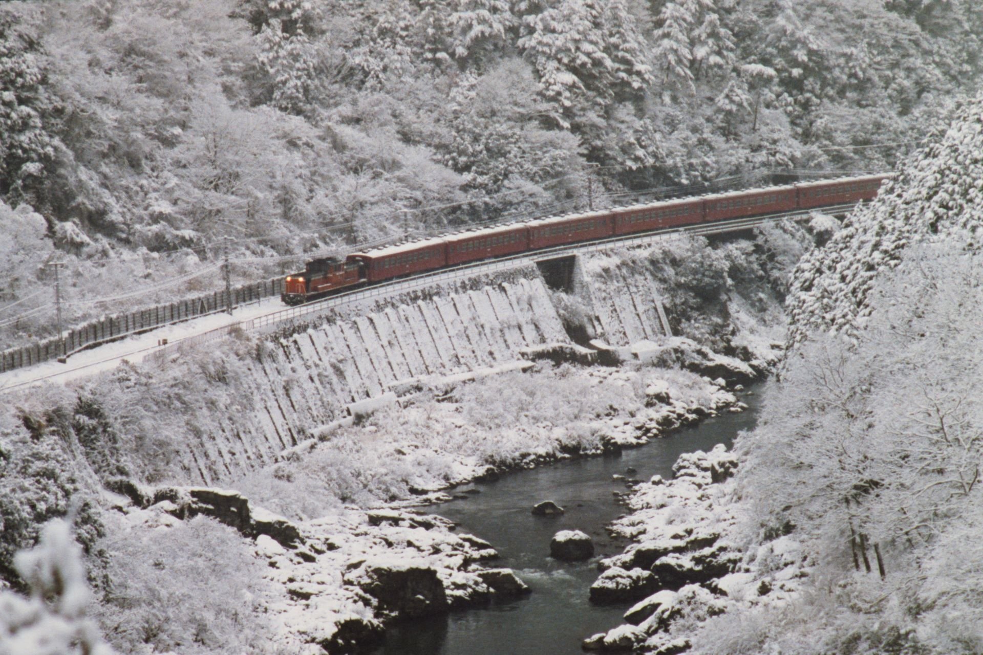 連載＞ 小竹直人・原初の鉄路風景 Vol.6 黄昏の山峡 ｜OM SYSTEM RAIL