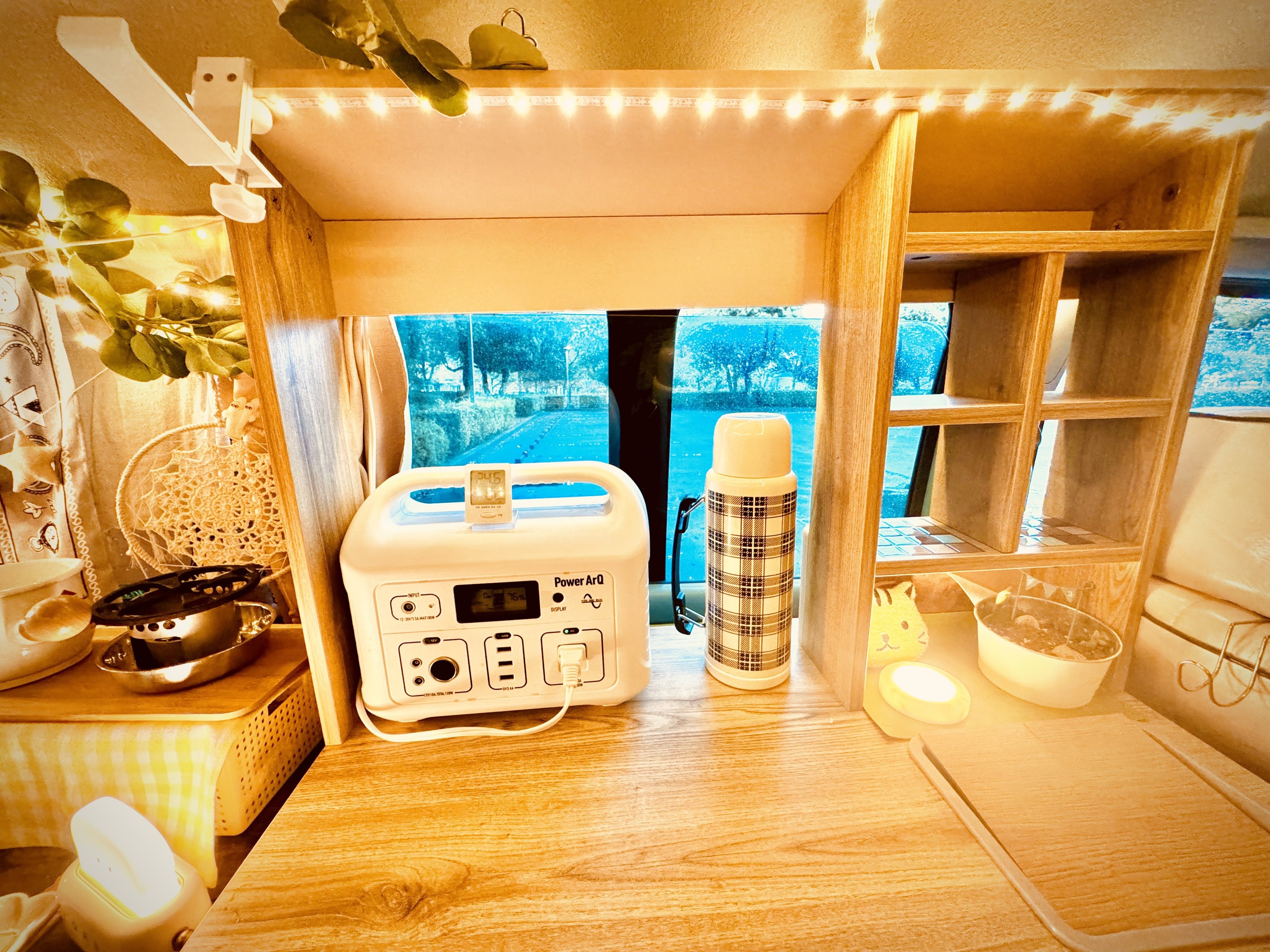 おままごとのキッチンは 軽バンのキッチンになりますぞ｜くつしたねこ