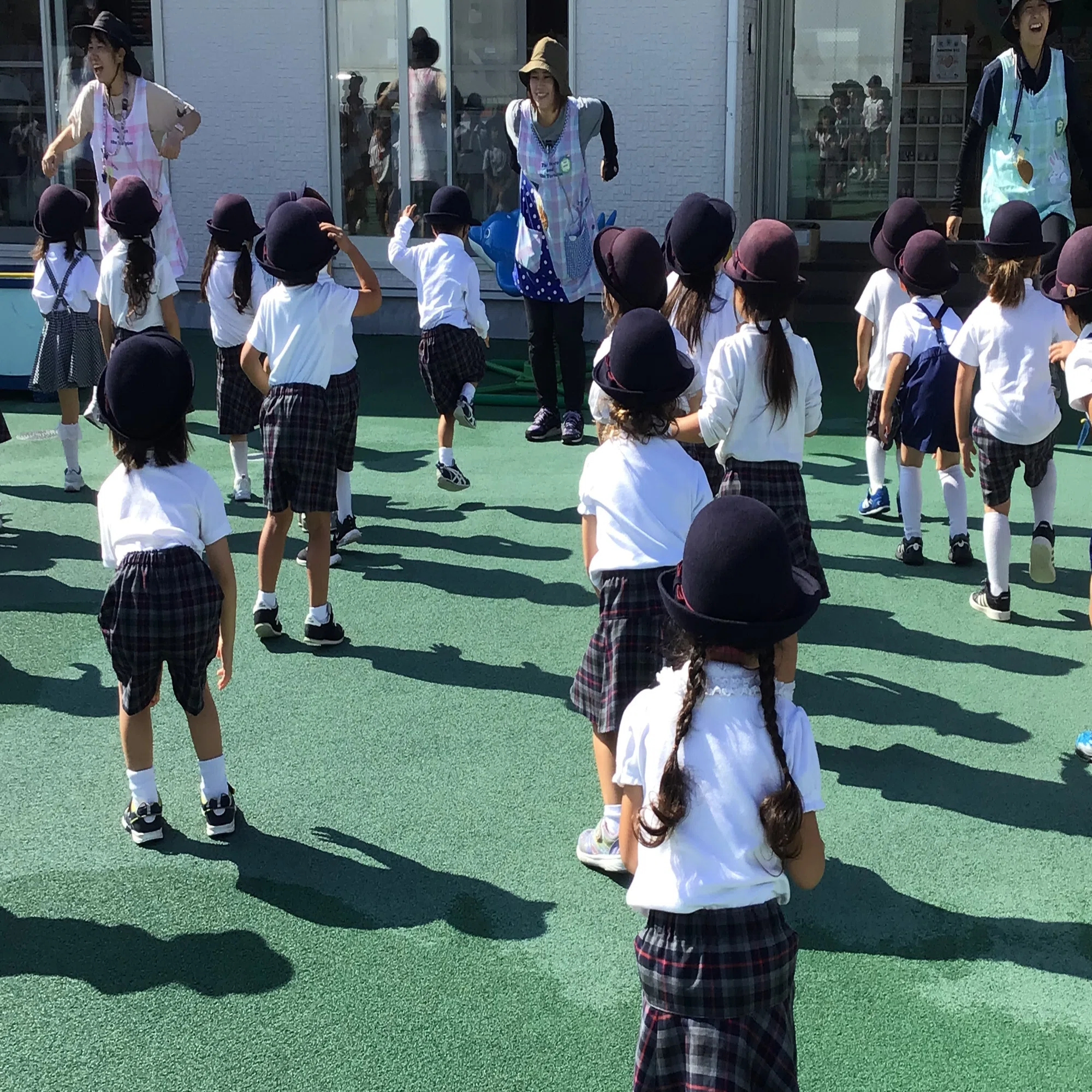 制服姿での朝礼…まだまだ暑くて、ジャケットは脱ぎました?｜＊園長 