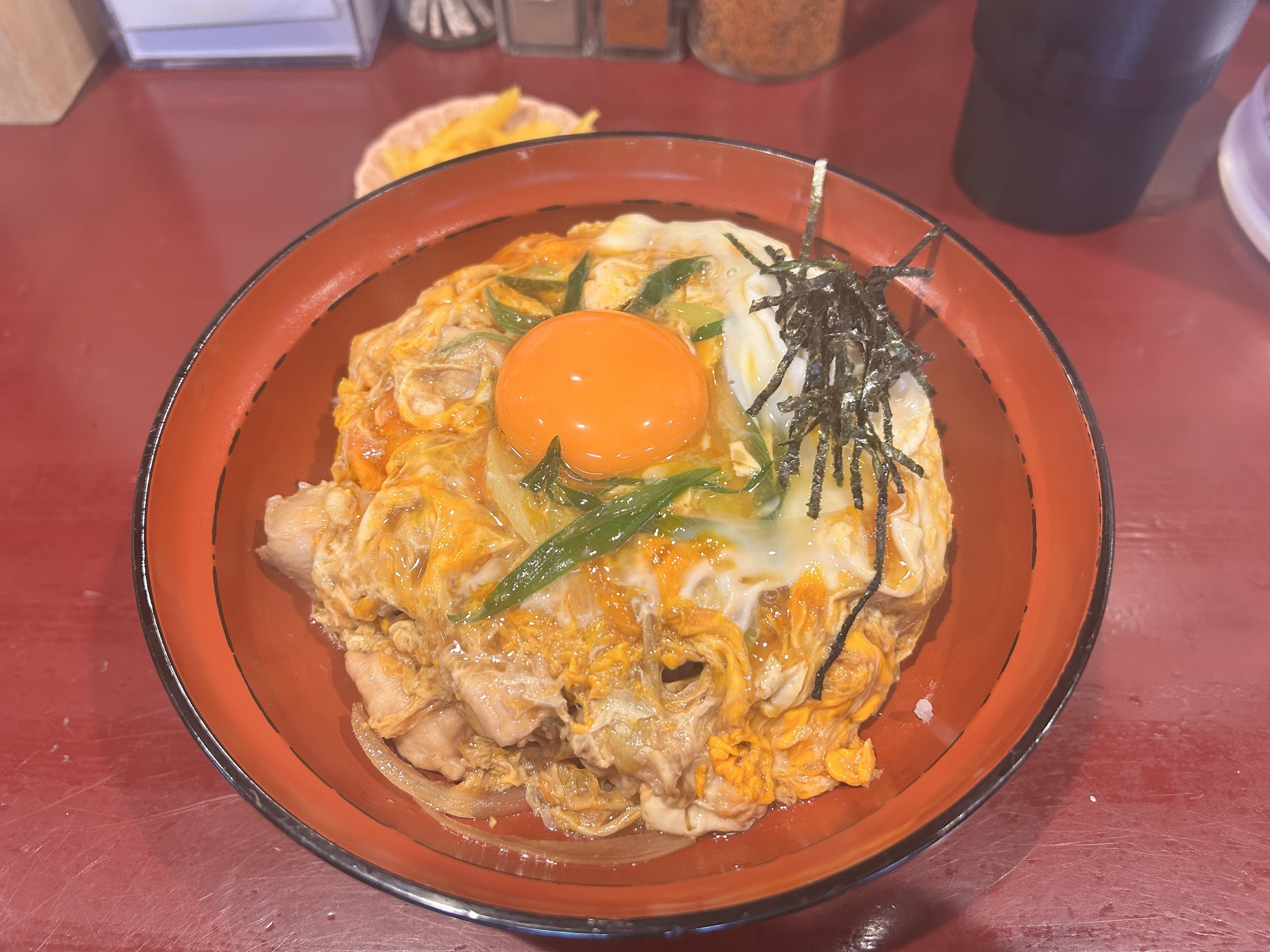 親子丼好きとしては無視できない。新梅田食堂街にある笑卵の「極上親子