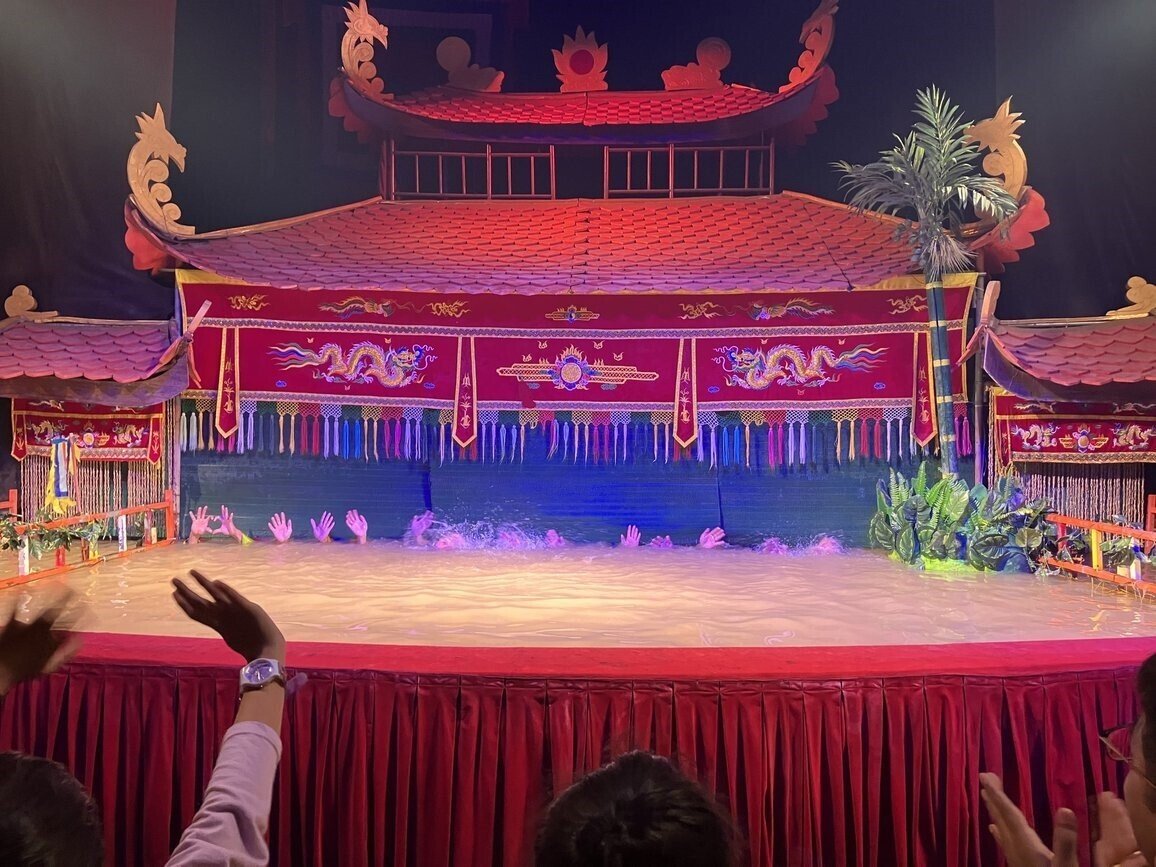 ベトナム、ホーチミン製・祭壇人形2体と蝋燭立て ベトナム、ホーチミン製・祭壇人形2体と蝋燭立て