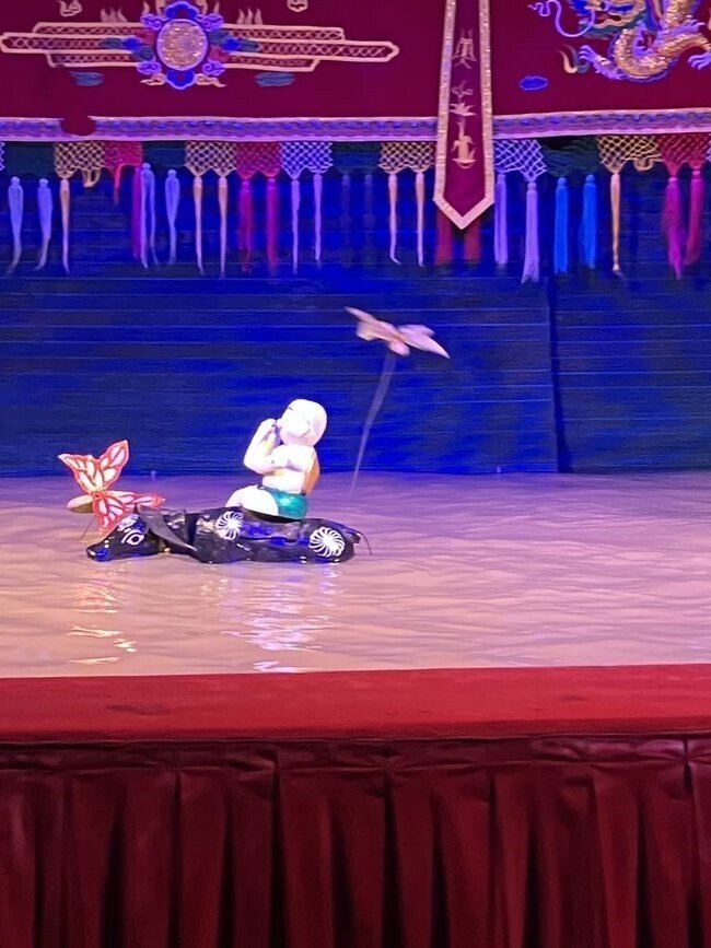 ベトナム、ホーチミン製・祭壇人形2体と蝋燭立て ベトナム、ホーチミン製・祭壇人形2体と蝋燭立て