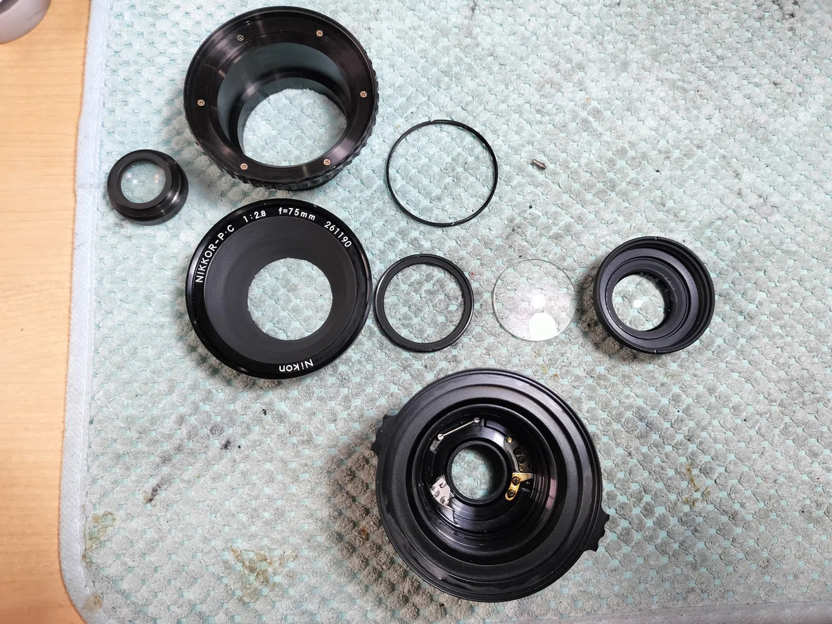 Nikon NIKKOR-P.C 75mm F/2.8 BRONICAの分解｜フィルムカメラ修理の 