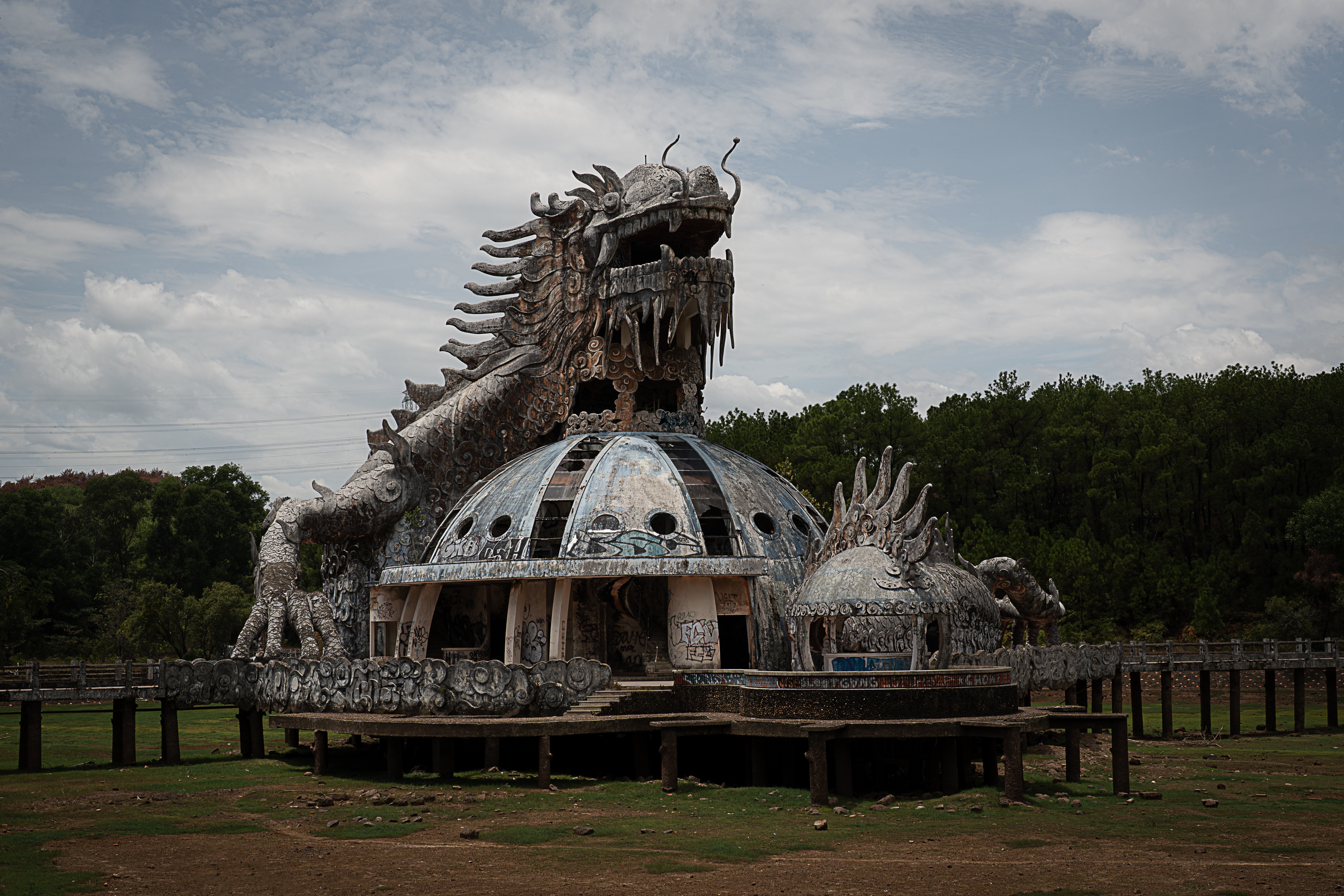 写真】水上の巨大廃墟(ベトナム フエ)｜ばちばちコリコリ軟骨から上げ