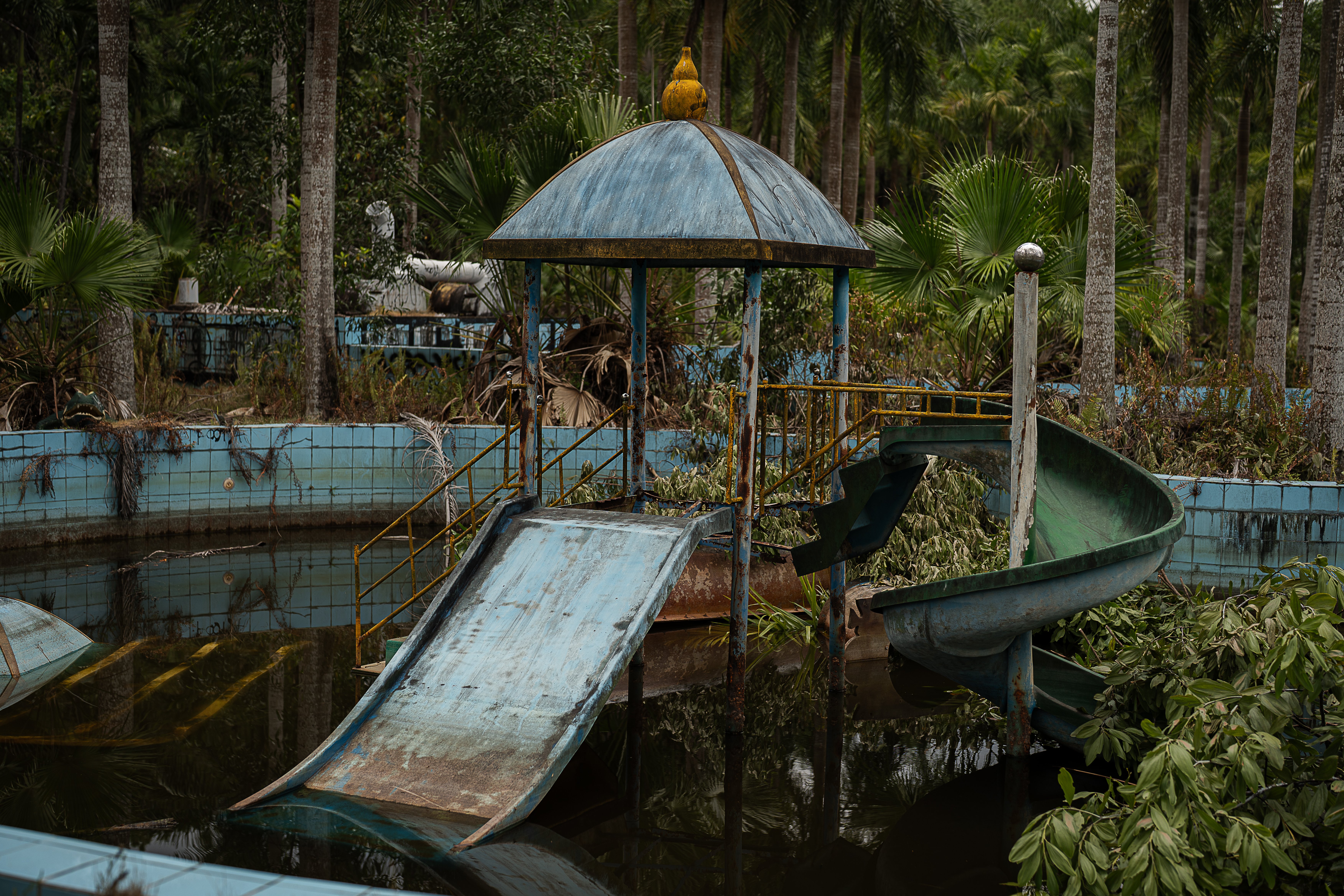 写真】水上の巨大廃墟(ベトナム フエ)｜ばちばちコリコリ軟骨から上げ
