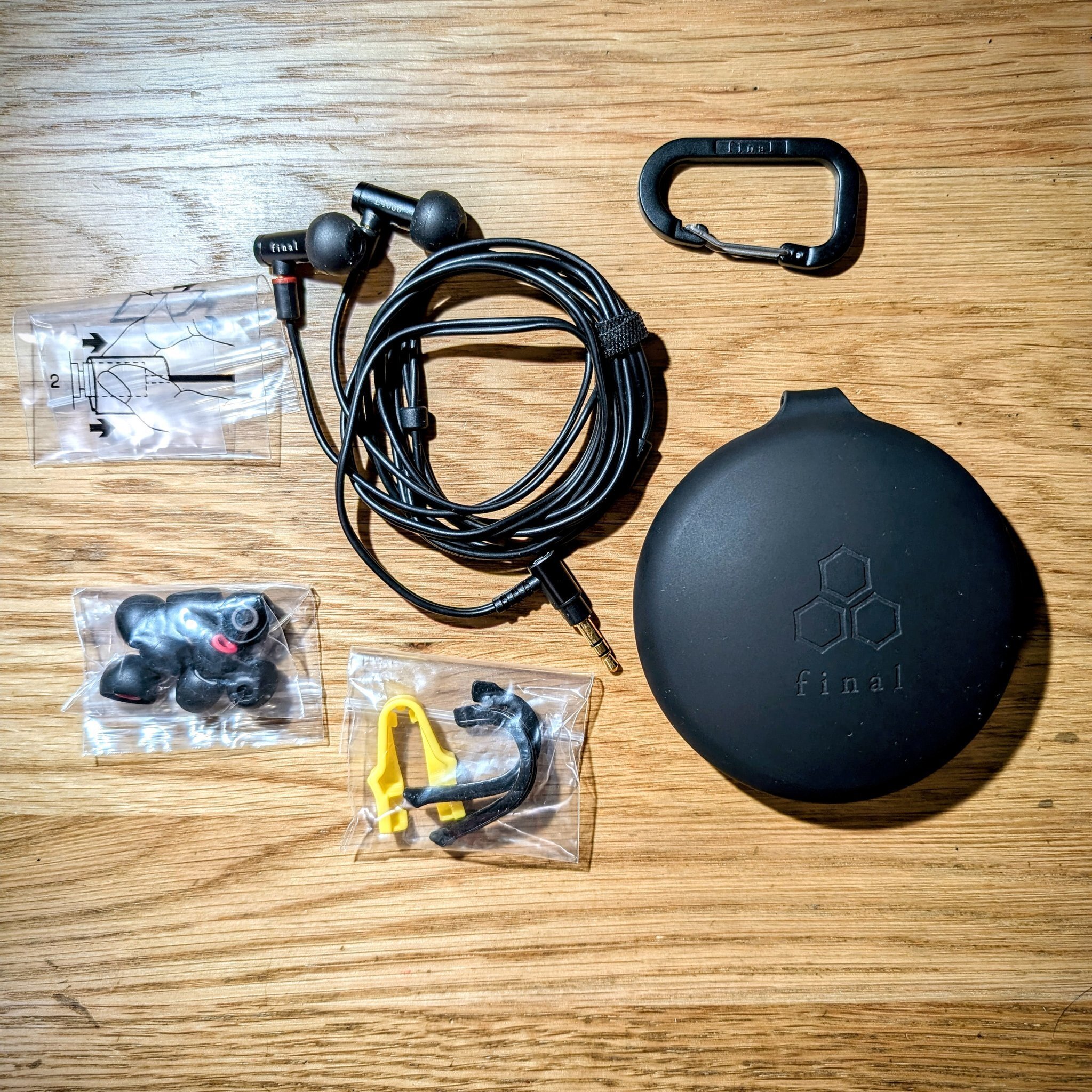 レビュー高評価の商品!の商品をすべて 日本製の安定感。全てをこなせる小型有線イヤホン、Final E4000 イヤホン