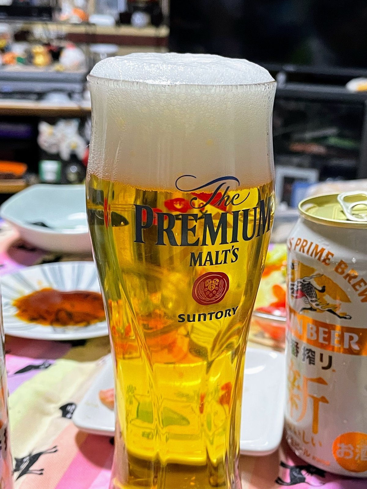 グラスに注がれたビール　泡が少し盛り上がっている