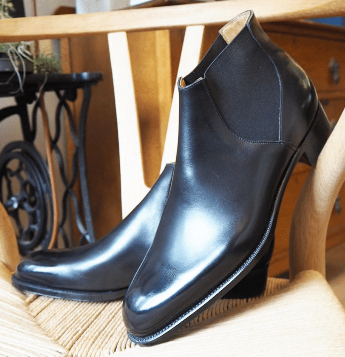 片足わずか1秒で脱ぎ履きできる革靴『エラスティックシューズ』〜②