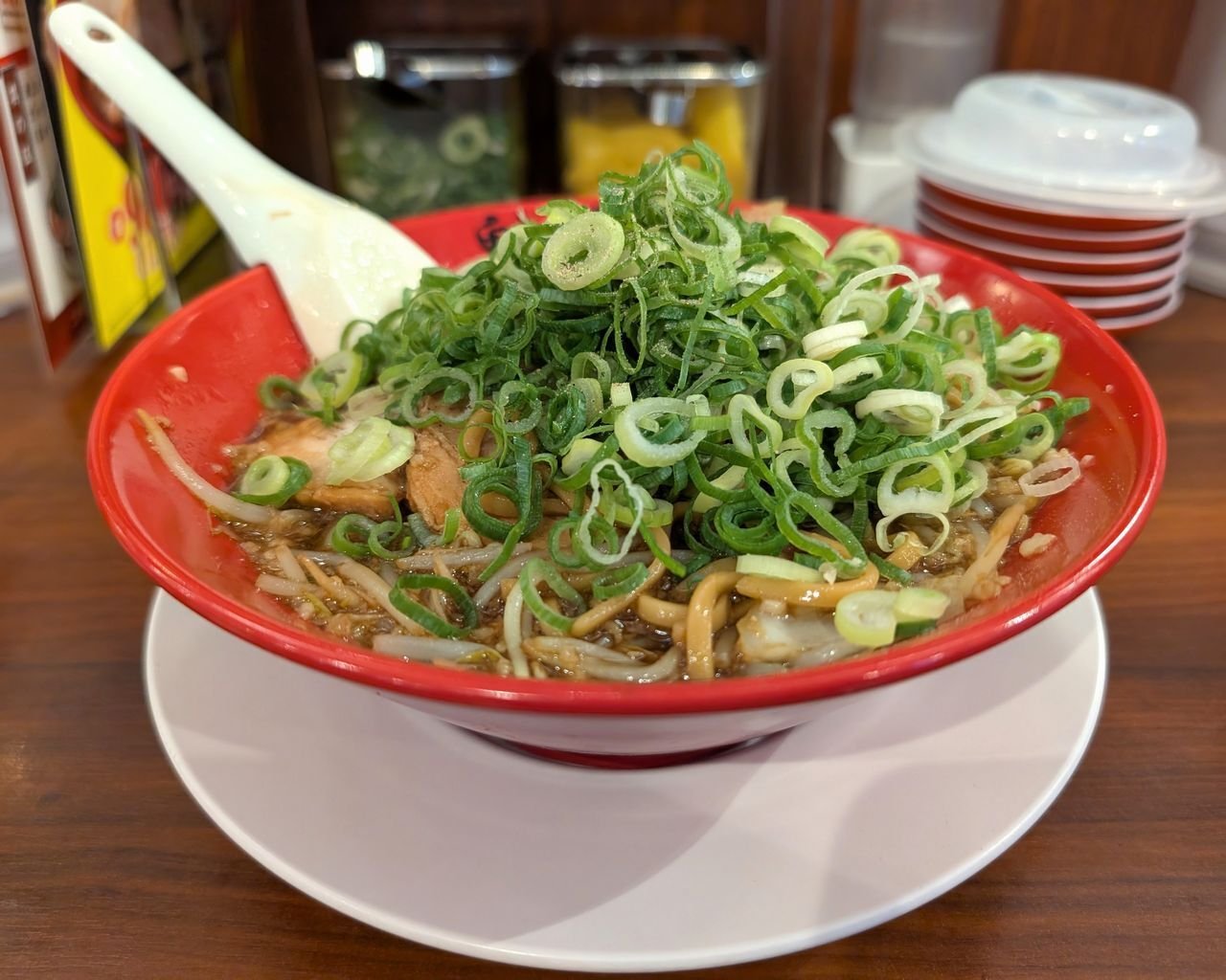 ラーメン魁力屋】期間限定「にんにく背油漆黒醤油らーめん ラーメン魁力屋】期間限定「にんにく背油漆黒醤油らーめん