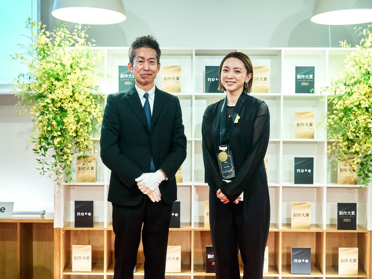 note代表の加藤(左)とお笑い芸人・ライセンスの藤原さんの妻・山口美沙さん(右)