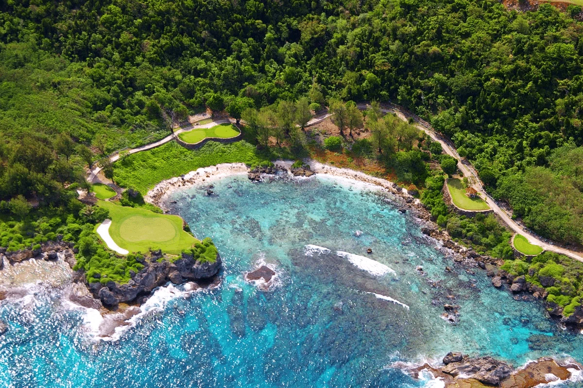 上空から見るグアムの海