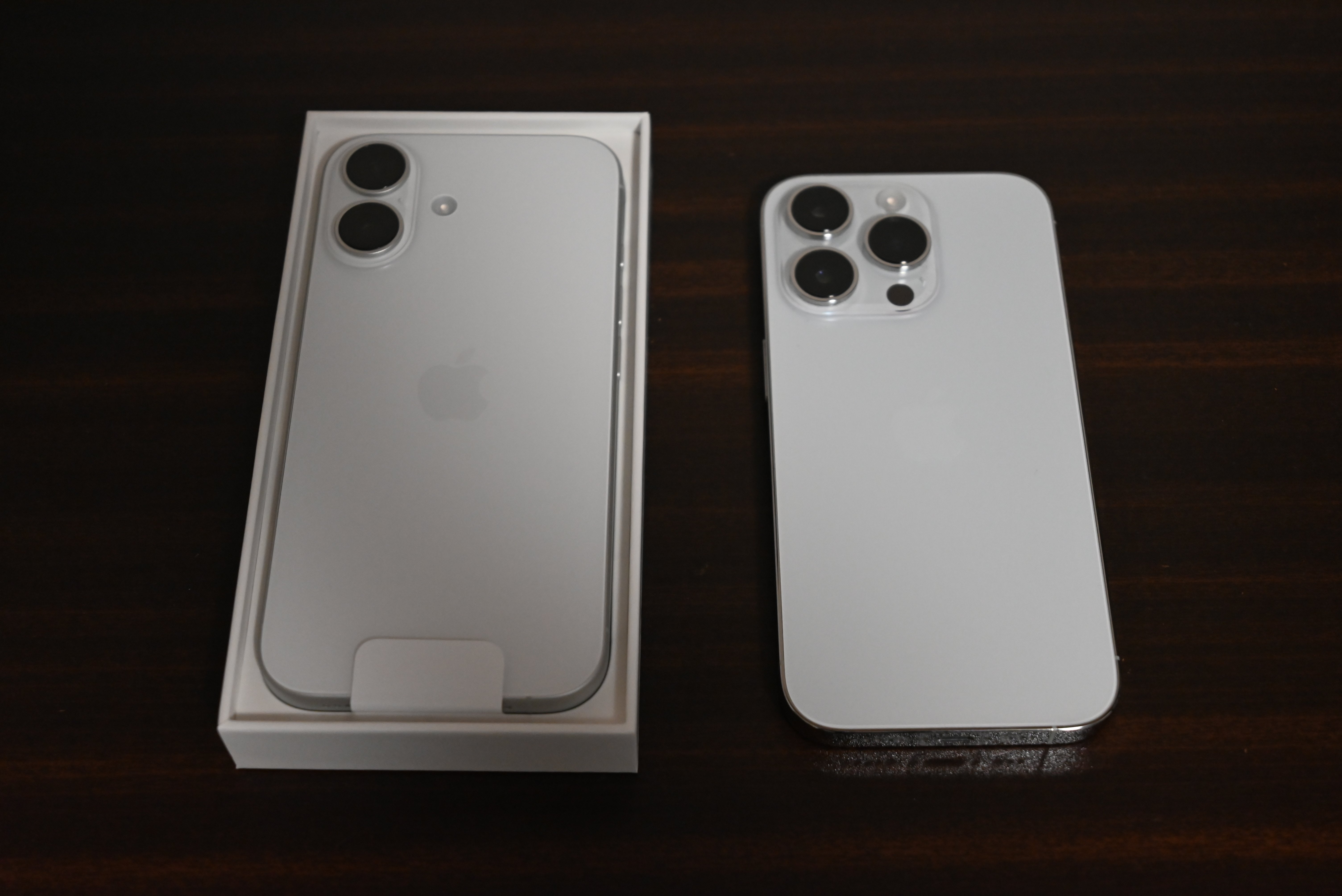 iPhone 16 ホワイト｜鏡像異性体