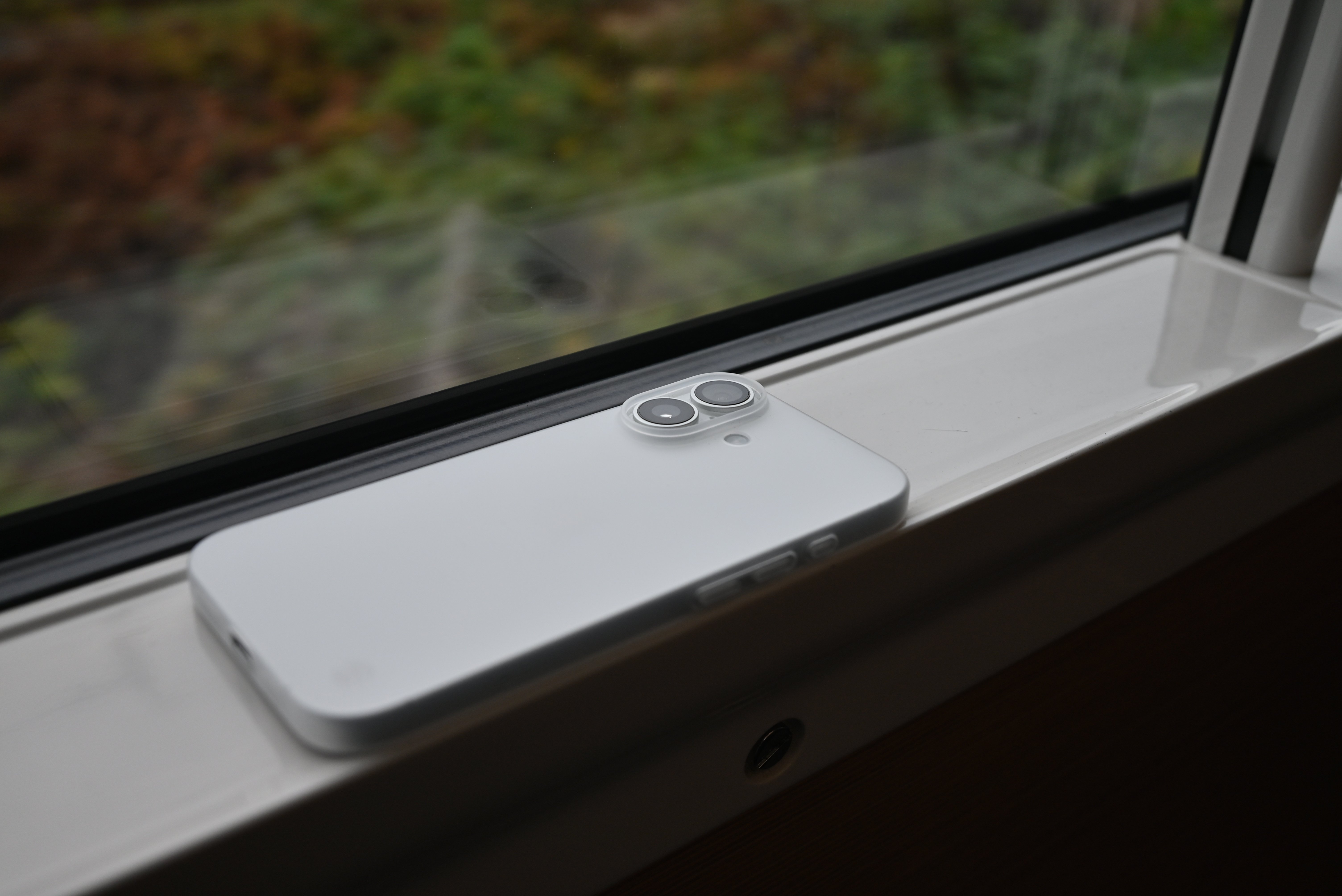 iPhone 16 ホワイト｜鏡像異性体