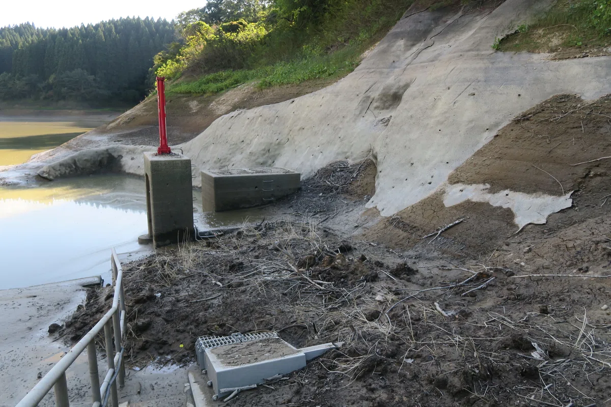 六ヶ村ダム 秋田県 ダム湖側 湖底 水位低下
