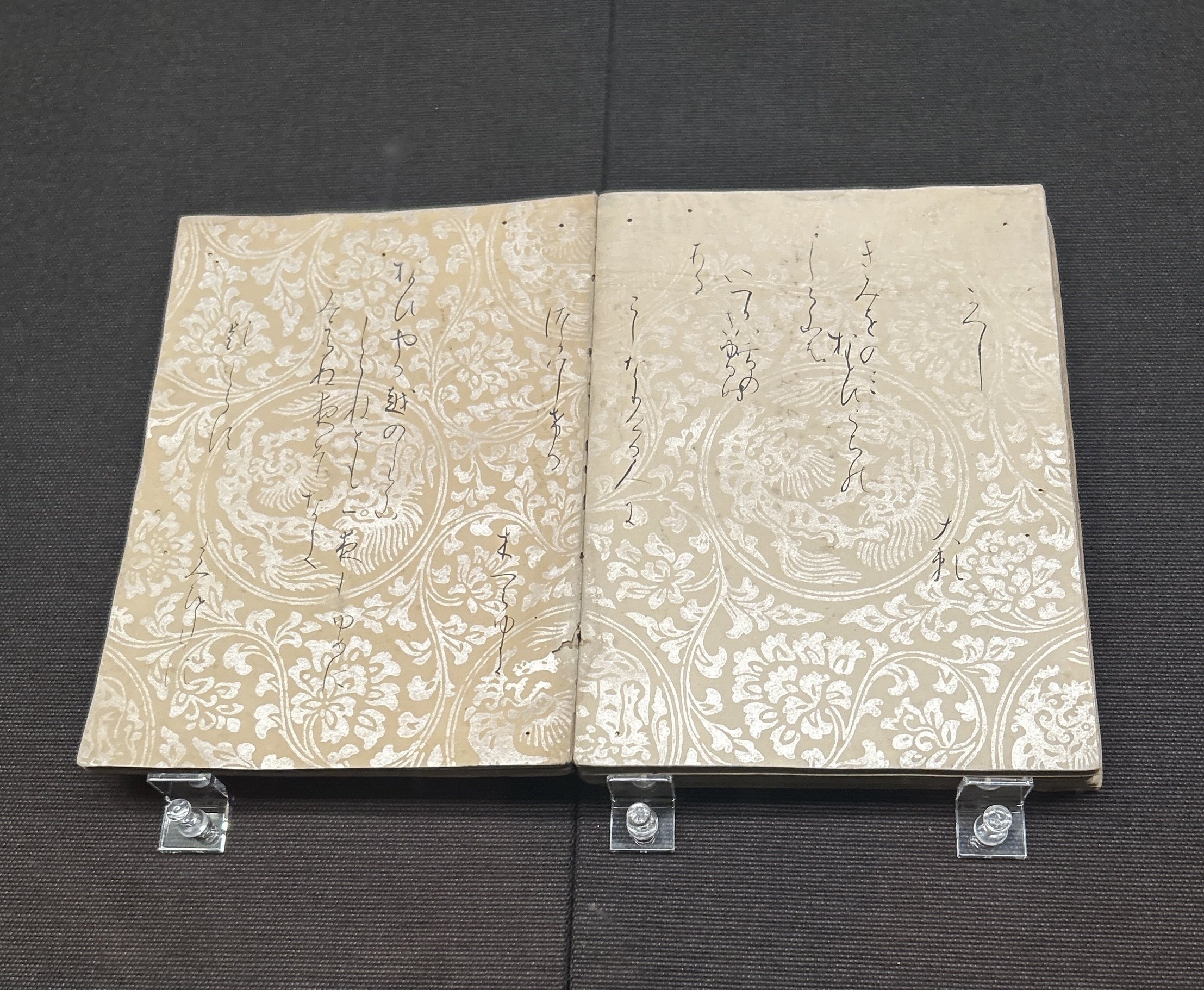 日本の美術が面白い!かな文字の美しさに改めて感動!紙の豪華さ 日本の美術が面白い!かな文字の美しさに改めて感動!紙の豪華さ
