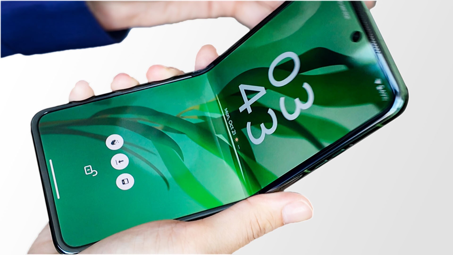 折りたたみ式スマートフォン ライトブルー 本体 国内メーカー初。折りたたみスマホに”日本製”の超薄板ガラスが