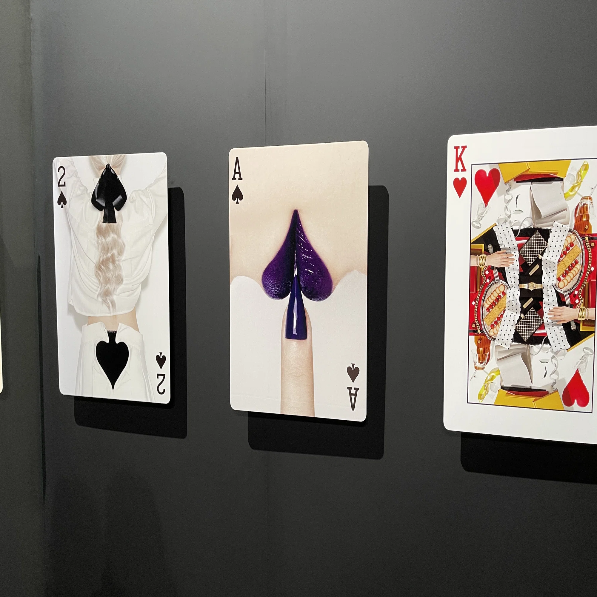 吉田ユニ展“PLAYING CARDS” グラングリーン大阪「VS.」｜みっつ