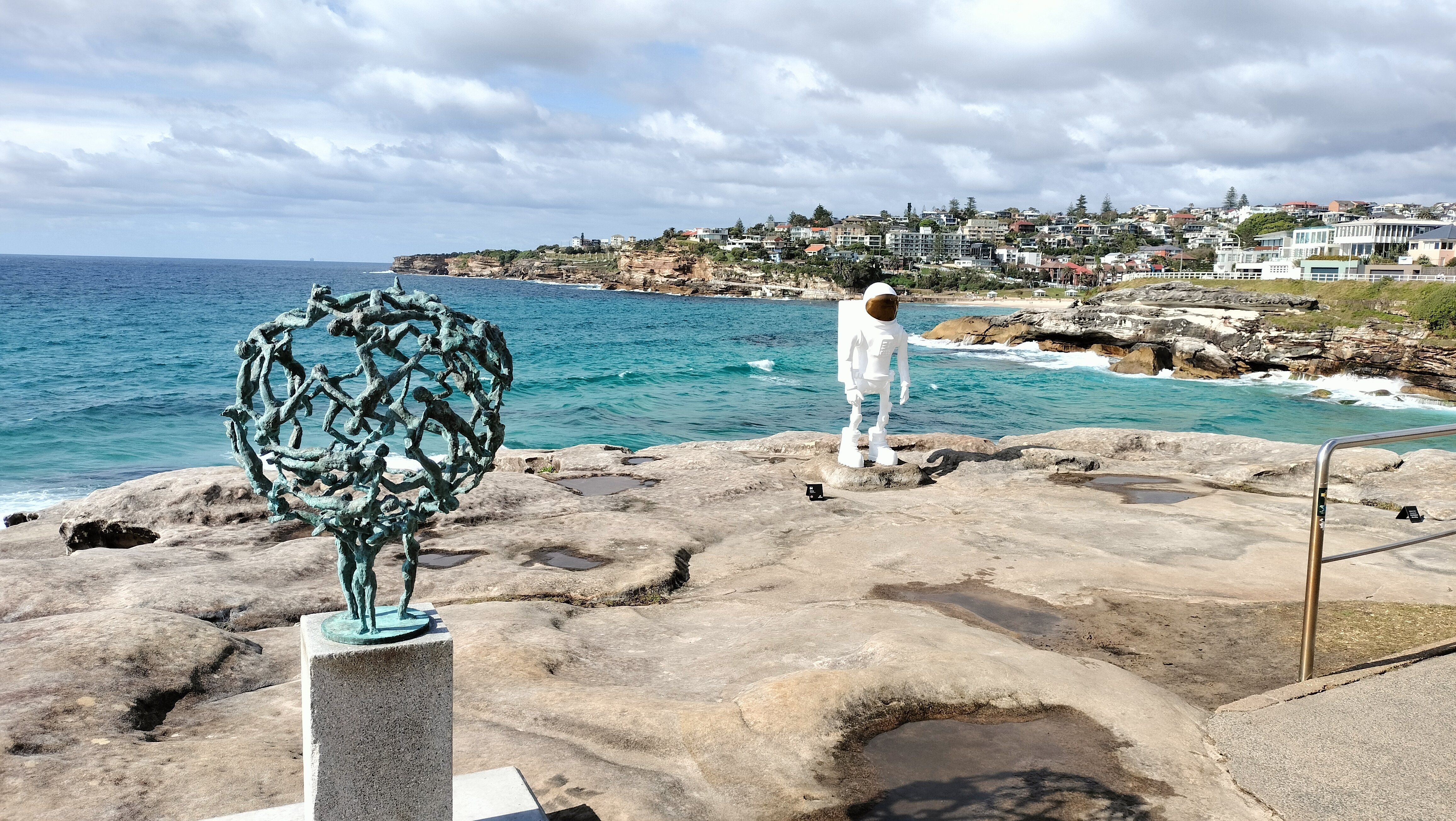 ボンダイビーチの野外彫刻展｜走るコンシェルジュ