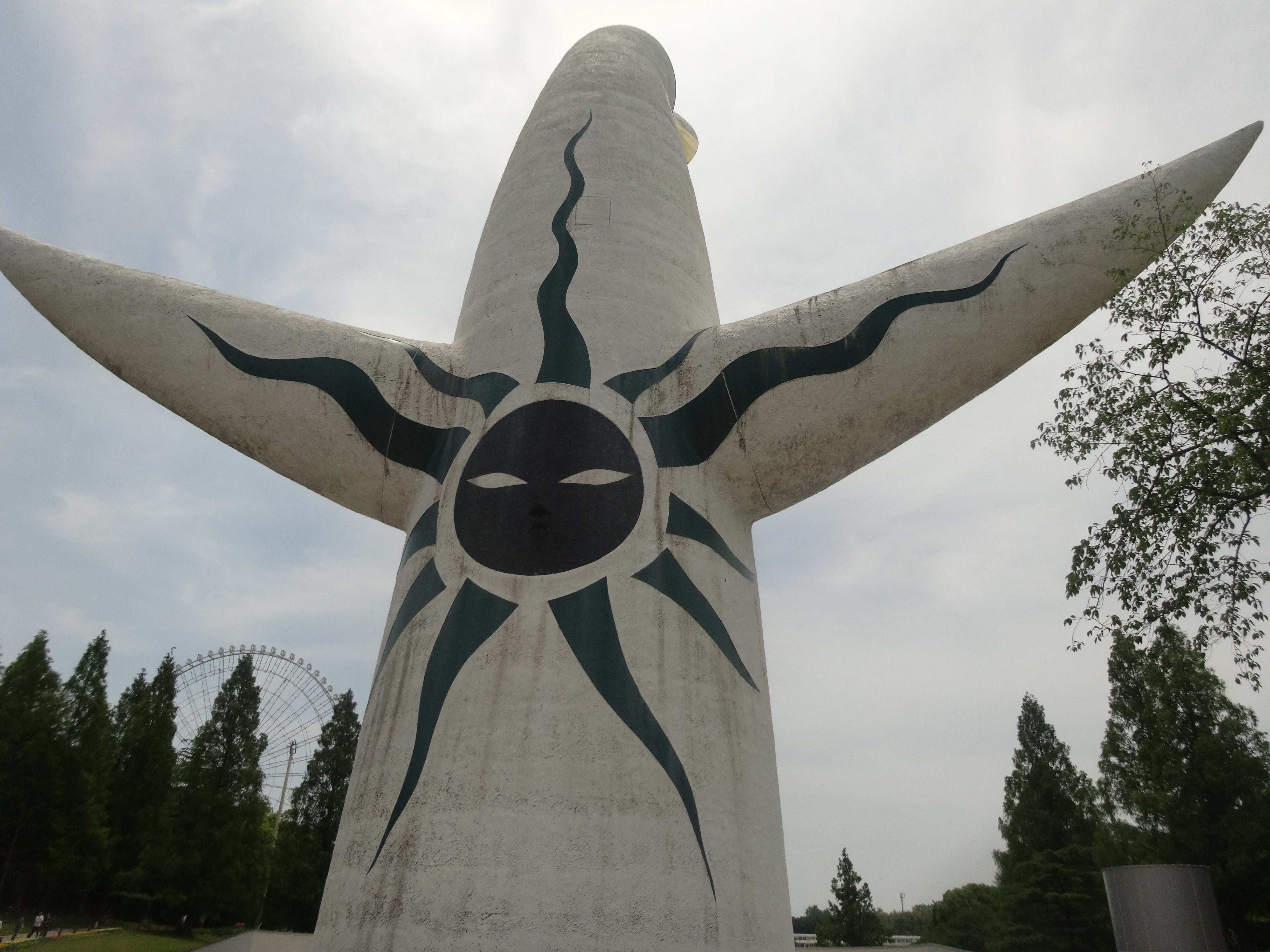 365日色の話 岡本太郎の「太陽の塔」訪ねる旅。大阪万博近づいてき