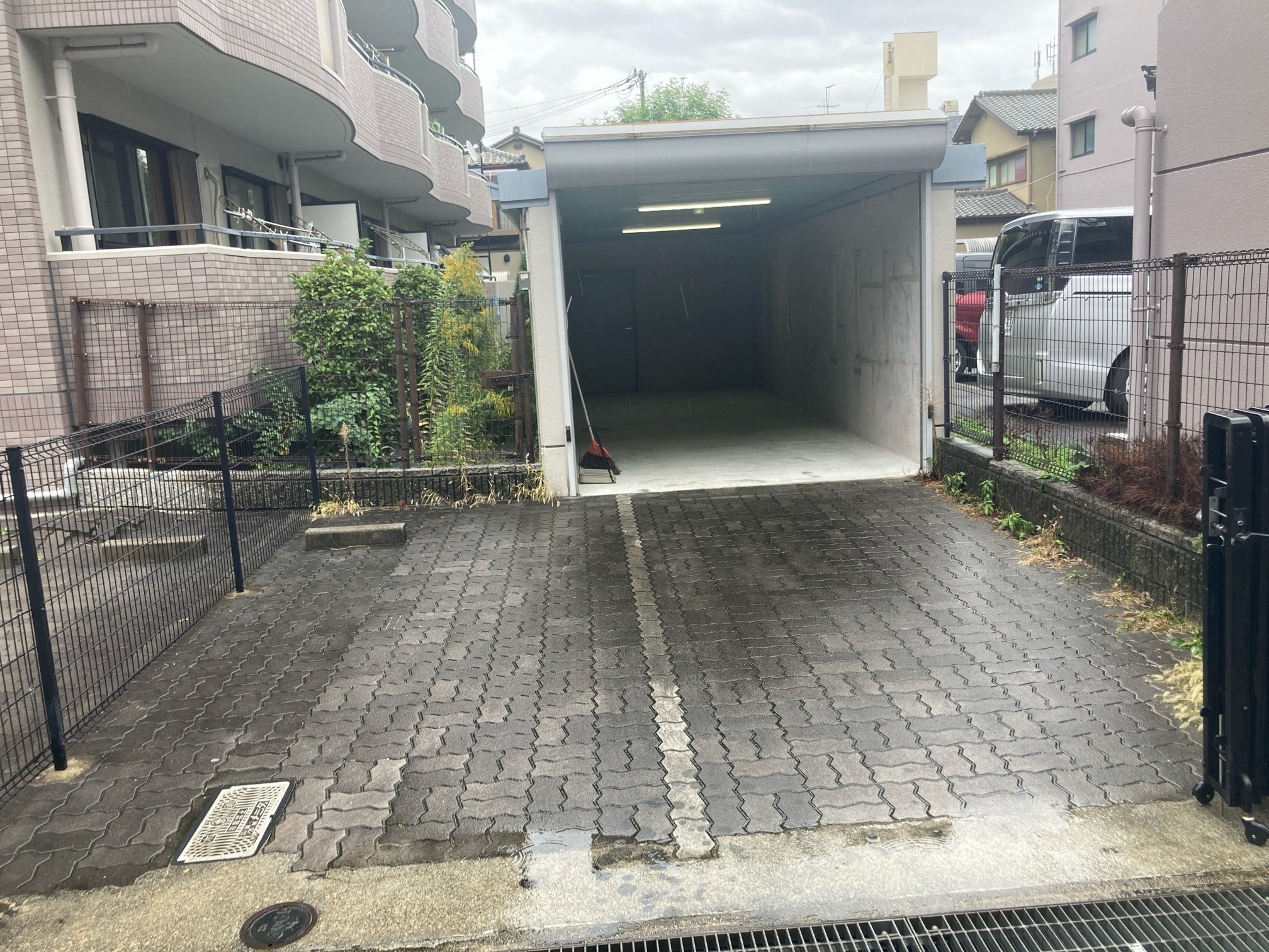 🌟 茨木市真砂のシャッター付倉庫が登場！駐車スペース付きで