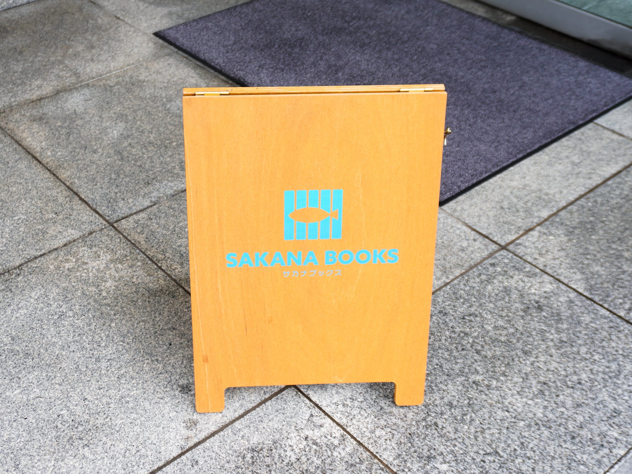 ギョッとするほど〈魚の本〉だらけの書店「SAKANA BOOKS」に行ってきた