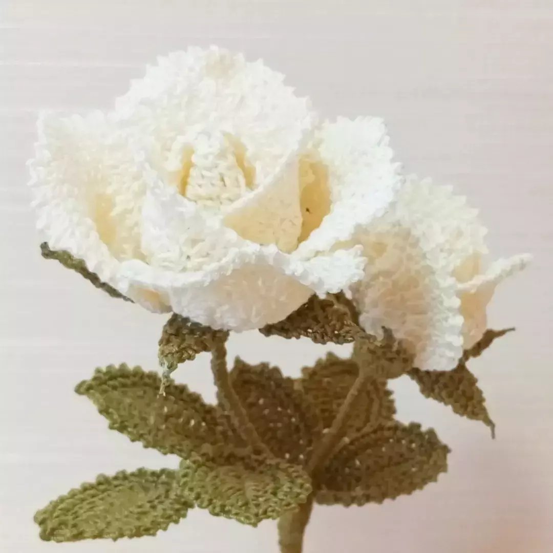 フラワーアート。かぎ針編み。ハンドメイド。レース編み。薔薇と苺の