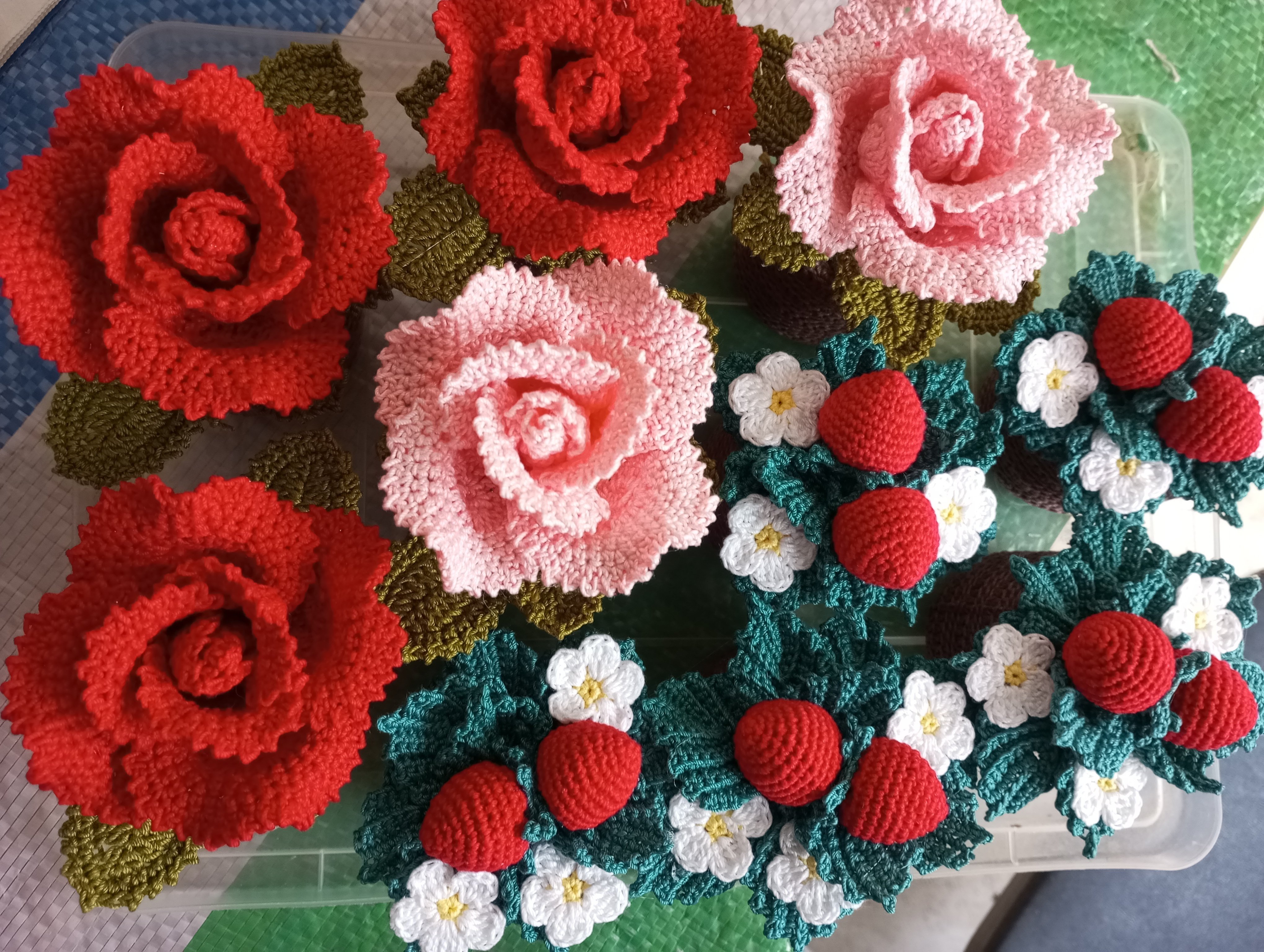 フラワーアート。かぎ針編み。ハンドメイド。レース編み。薔薇と苺の