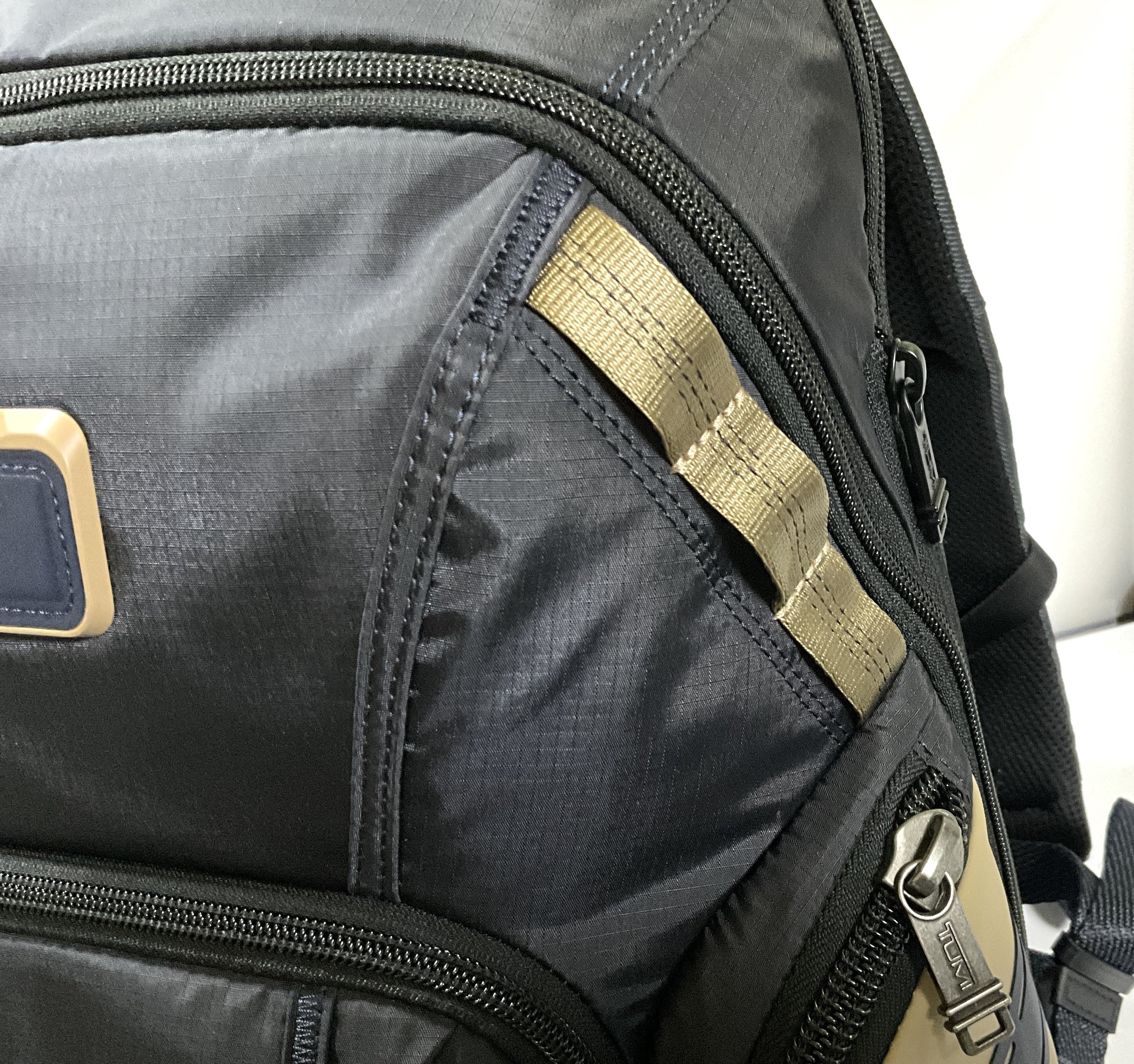 検証】 TUMIの「ALPHA BRAVO ナヴィゲーション」の偽物？を写真から