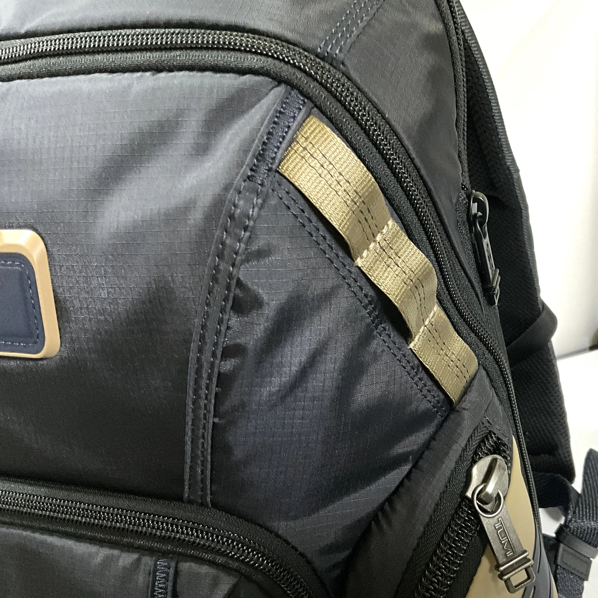 検証】 TUMIの「ALPHA BRAVO ナヴィゲーション」の偽物？を写真から 