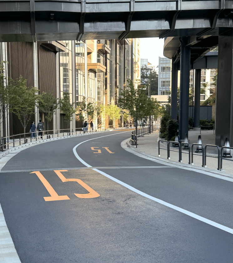 15km/hの最高速度が設定されている元公道 (東京・麻布台ヒルズ)｜道路