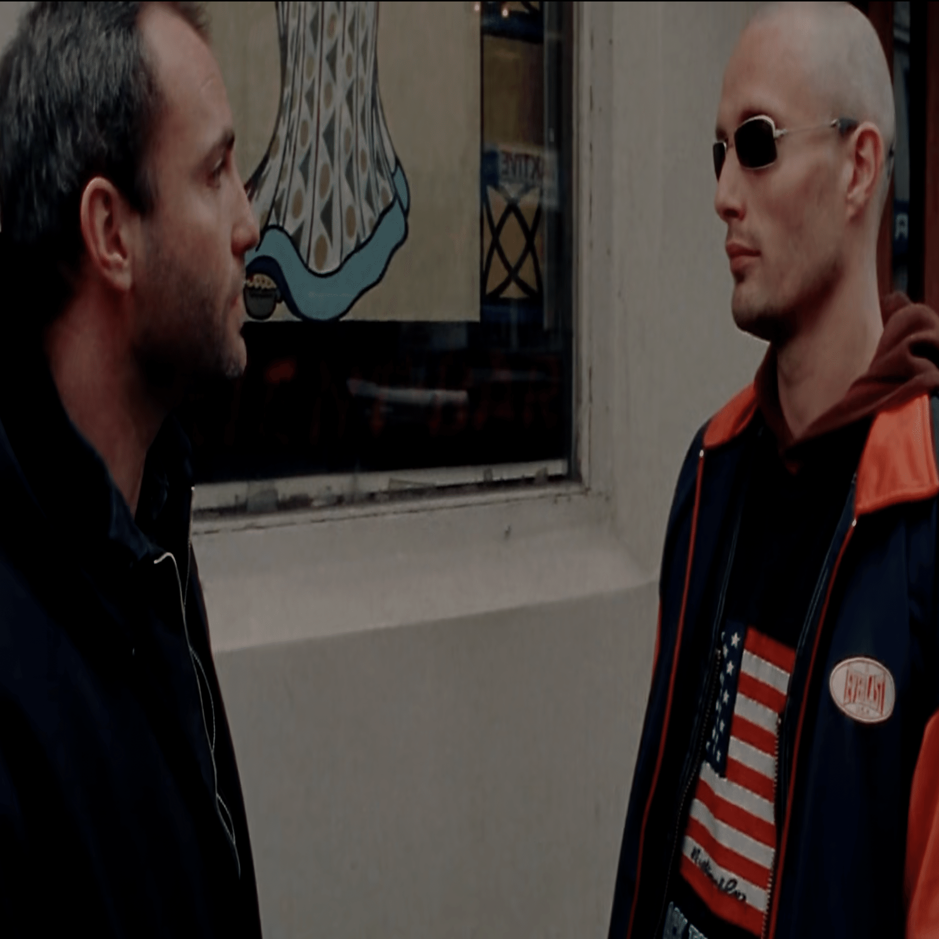 回し蹴りに失敗するマッツ・ミケルセン/プッシャー〈あらすじ