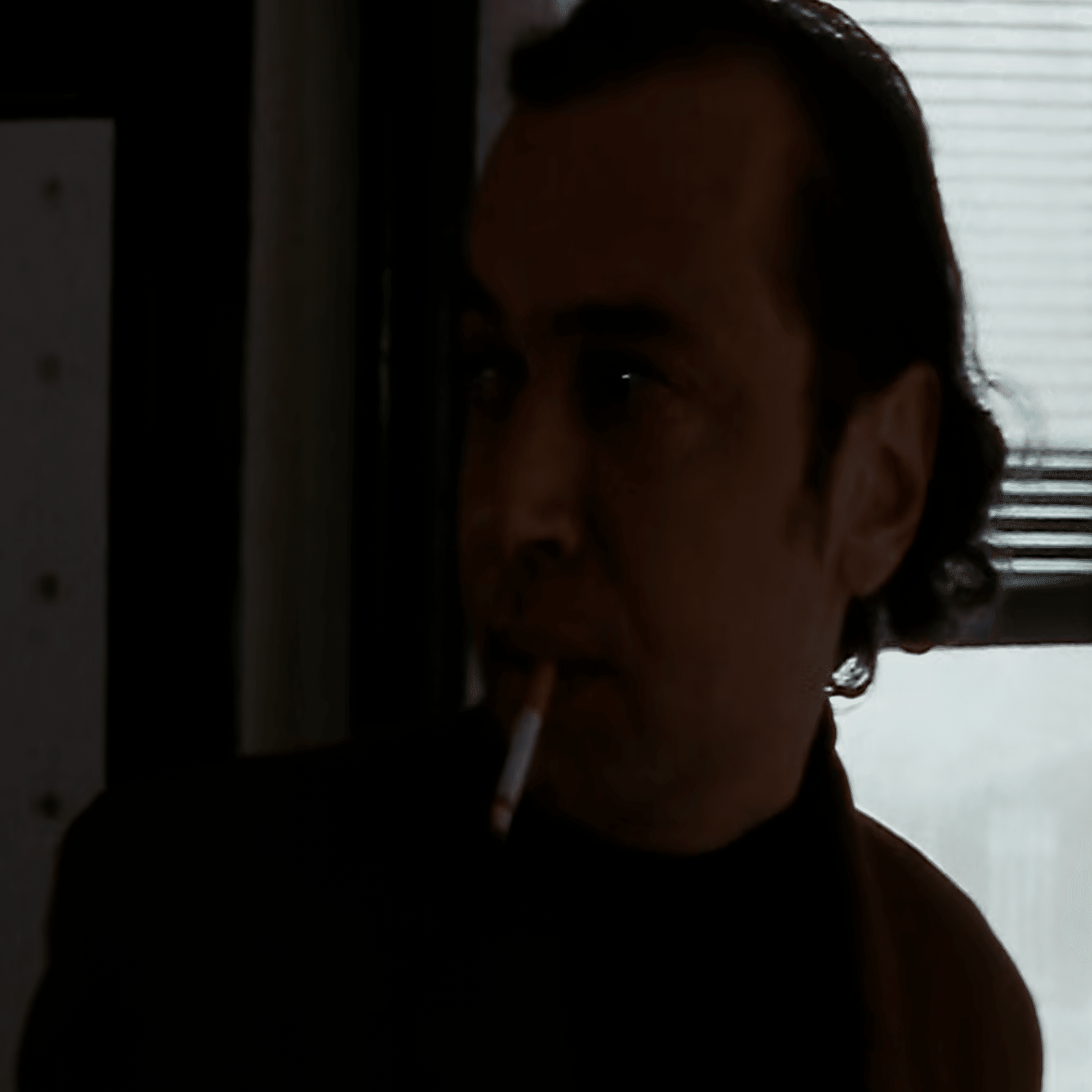 回し蹴りに失敗するマッツ・ミケルセン/プッシャー〈あらすじ