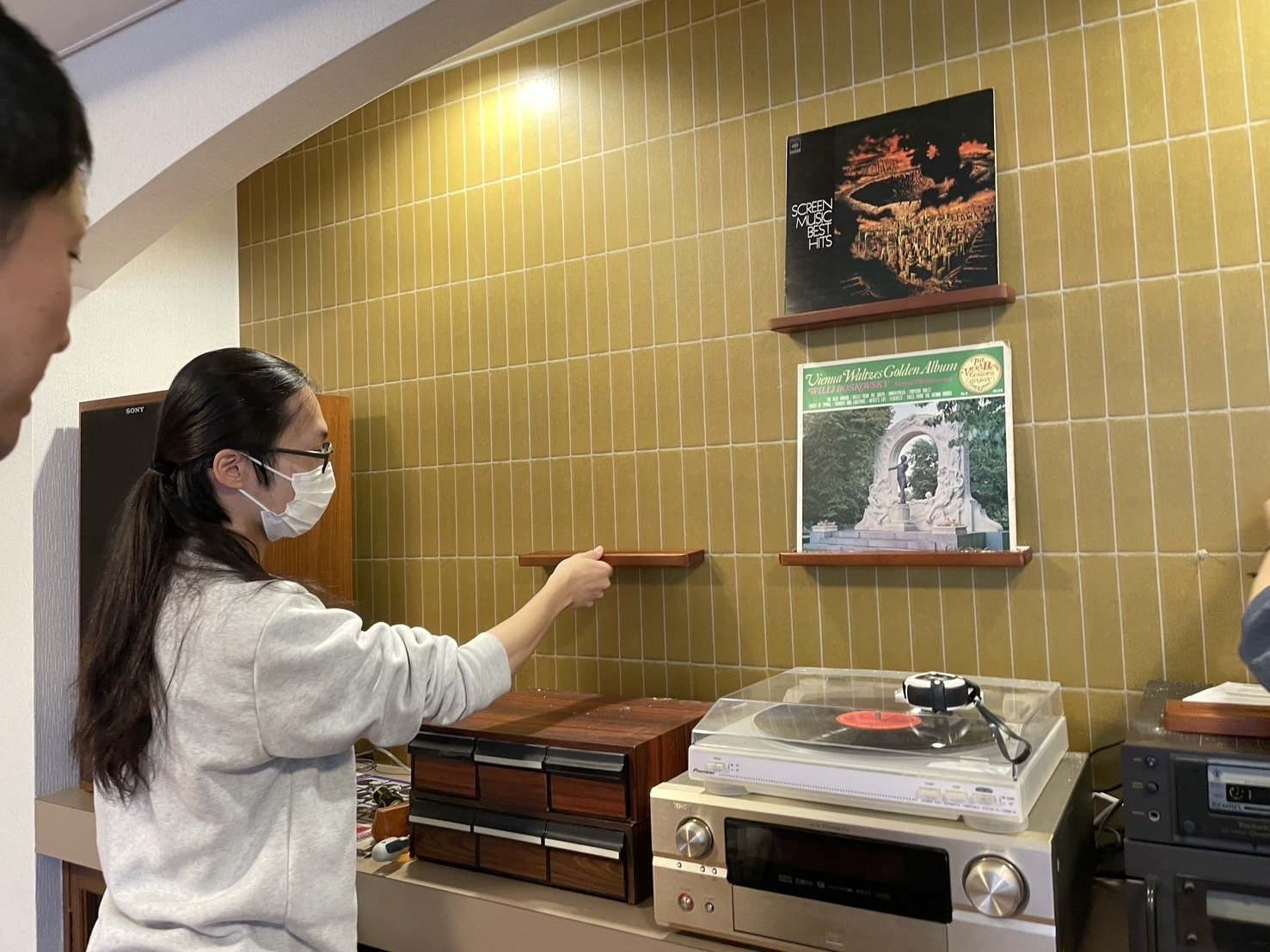 懐かしのレコードを堪能できる「泊まれる音楽室」｜ないえ共奏