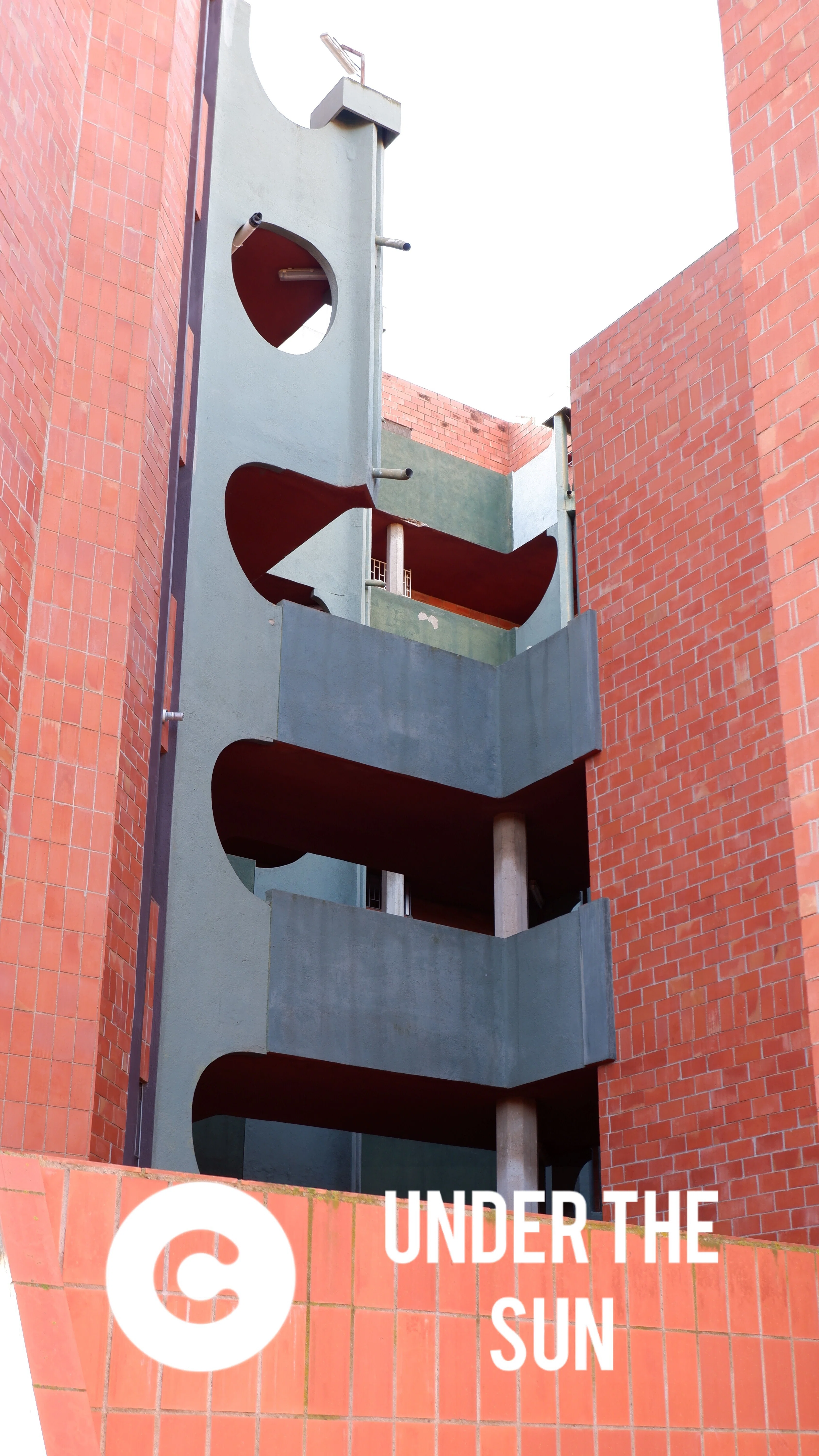 数々のMVに登場、リカルド・ボフィルの昭和レトロで奇抜な建築｜Under