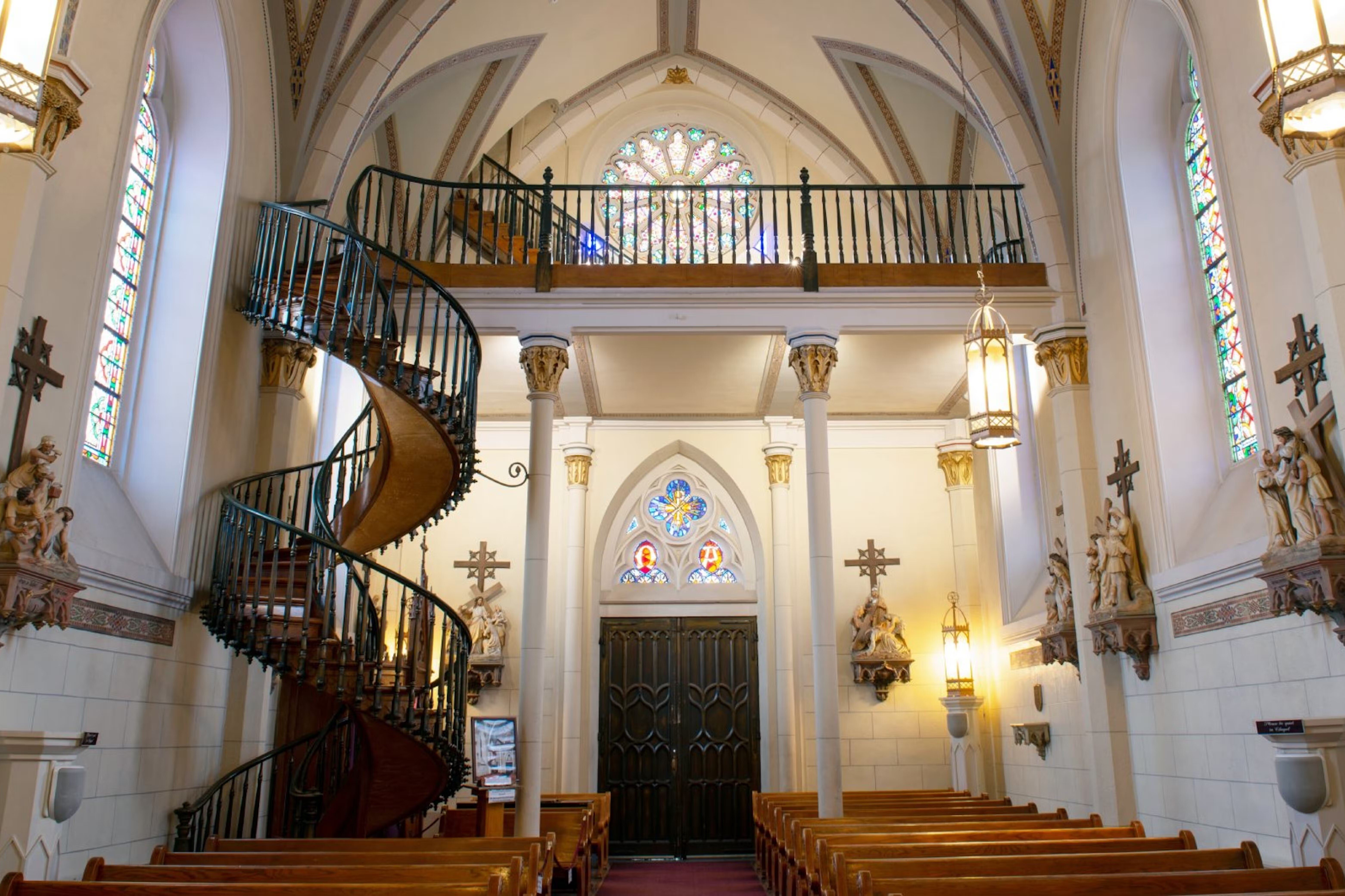 なぜ立っているのか分からない!?謎が解明されない聖ヨゼフの螺旋