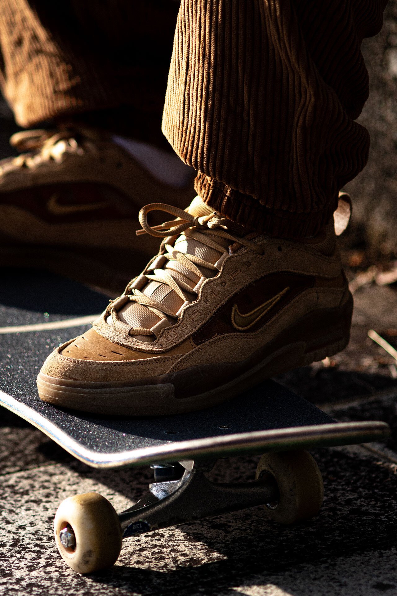 秋の光には、NIKE SBのコーデュロイの服。｜HI5