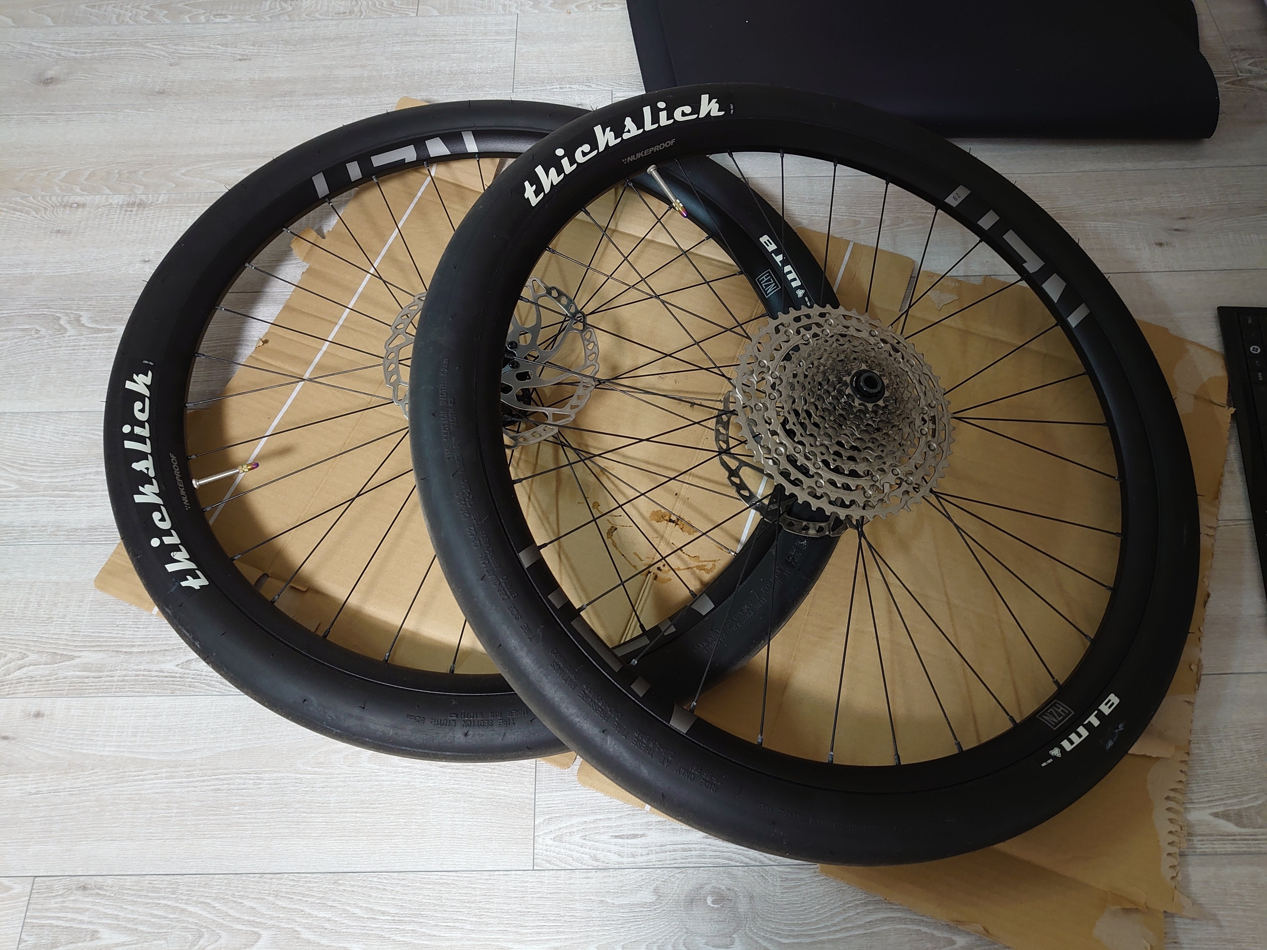 NUKEPROOF/WTB ホイールタイヤセット スパイクタイヤをセットアップ！｜えすないん NUKEPROOF/WTB ホイール