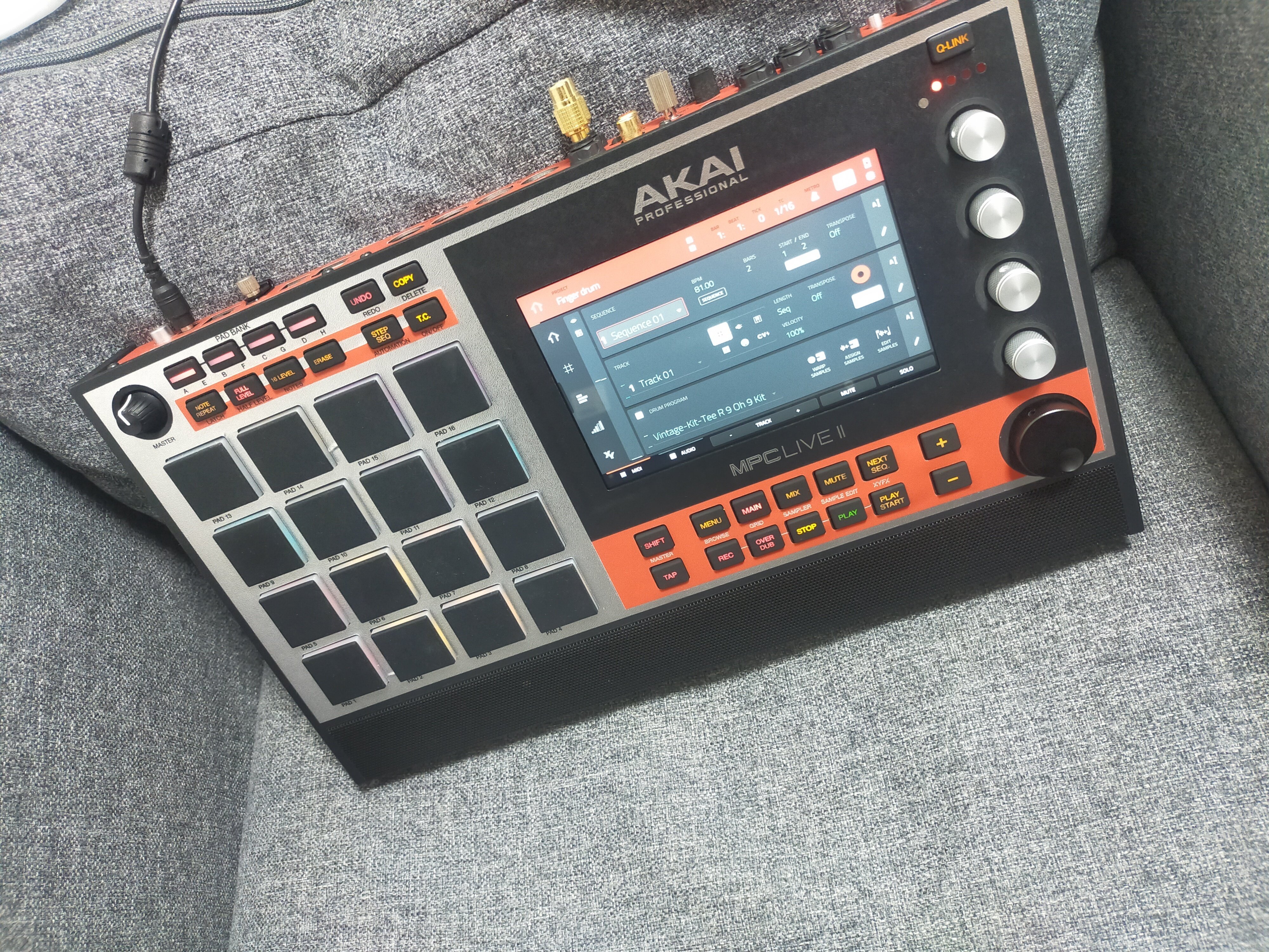 Mpc live2 専用出品 akaiprofessional-mpcive-ii-