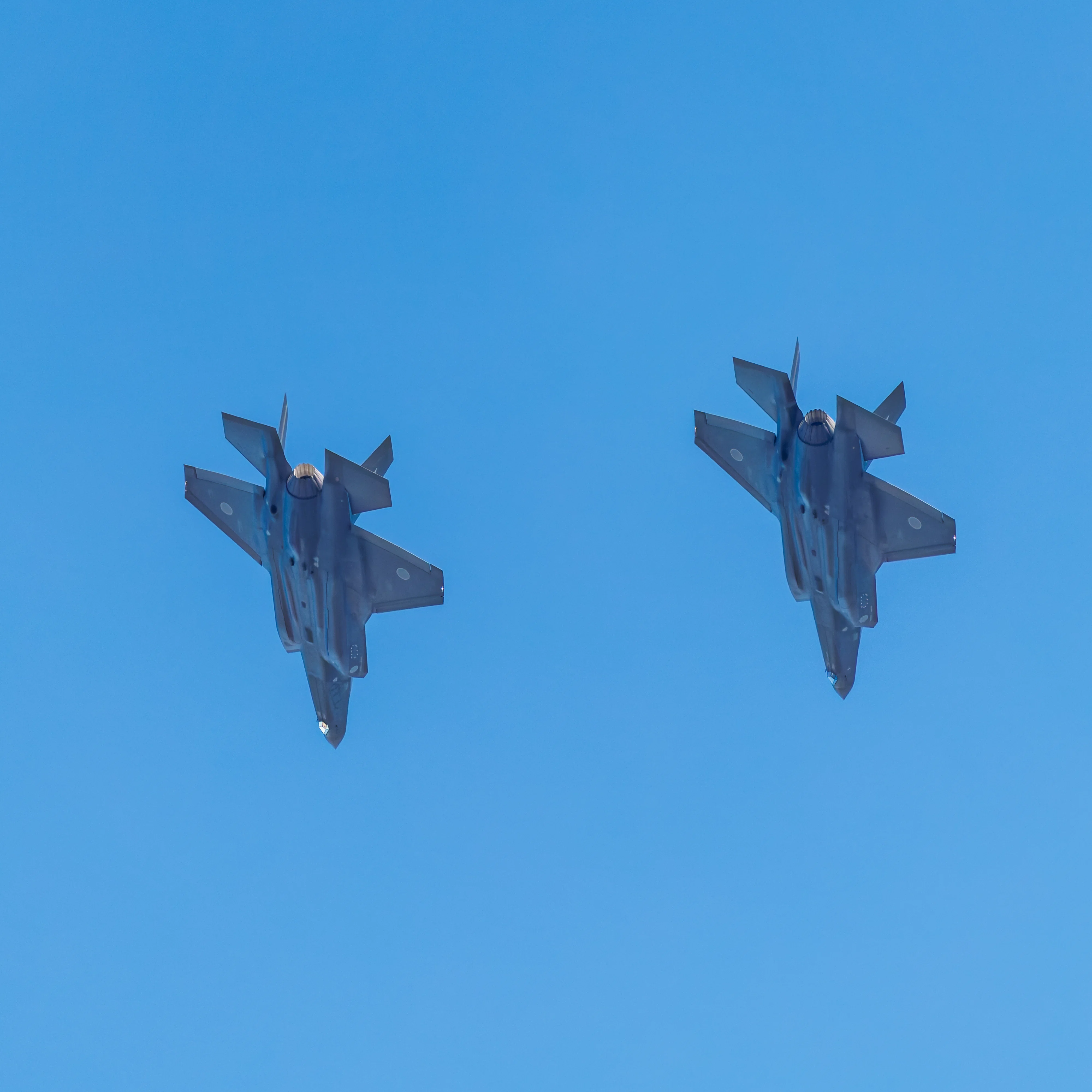 ブルーインパルスが飛んでた[違いました：ステルス戦闘機のF35でした
