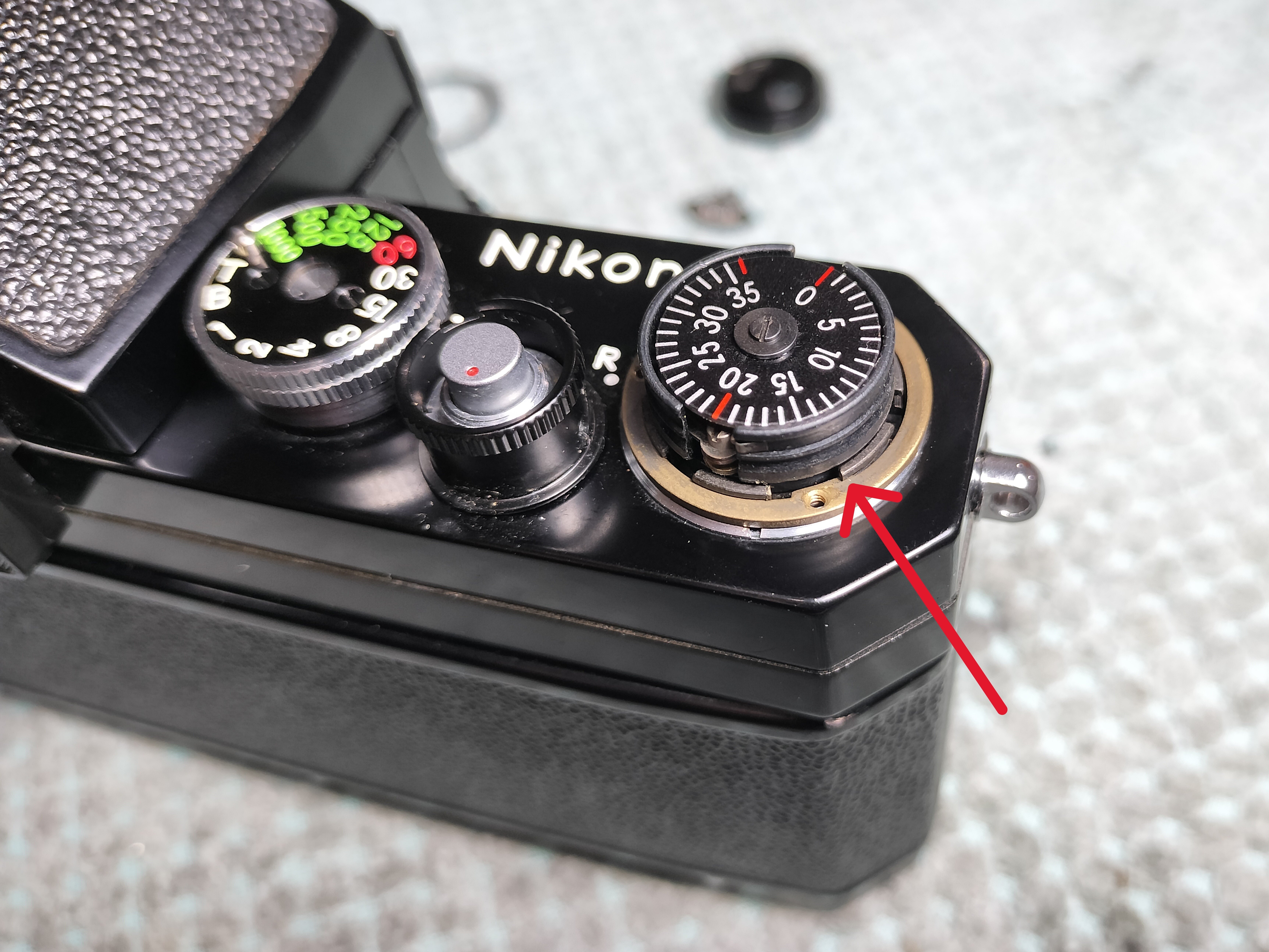Nikon Fの分解 肩部シャッター側｜フィルムカメラ修理のアクアカメラ