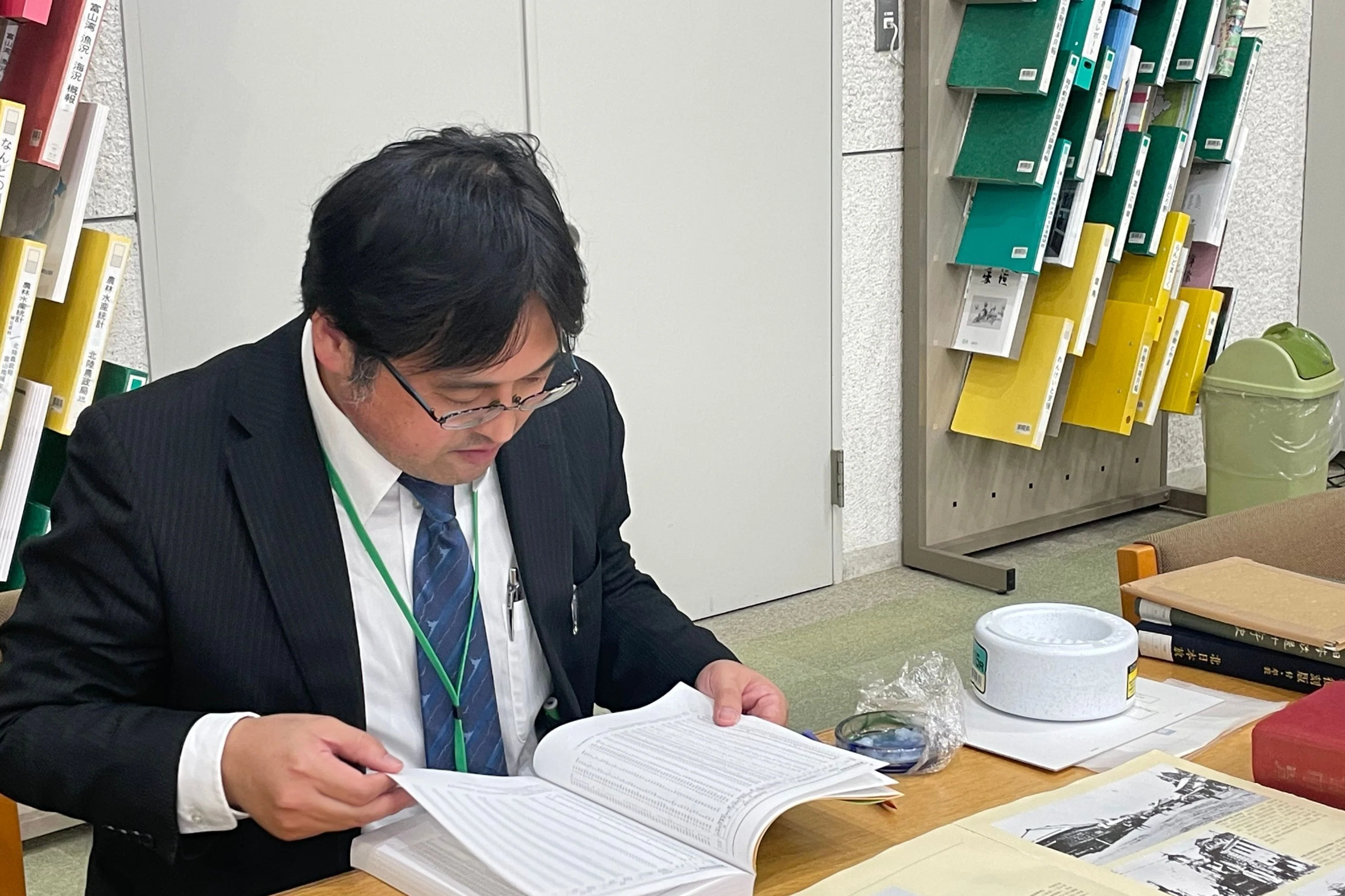 100年先に、記録のバトンをつなげる／富山県立図書館の〈本のソムリエ