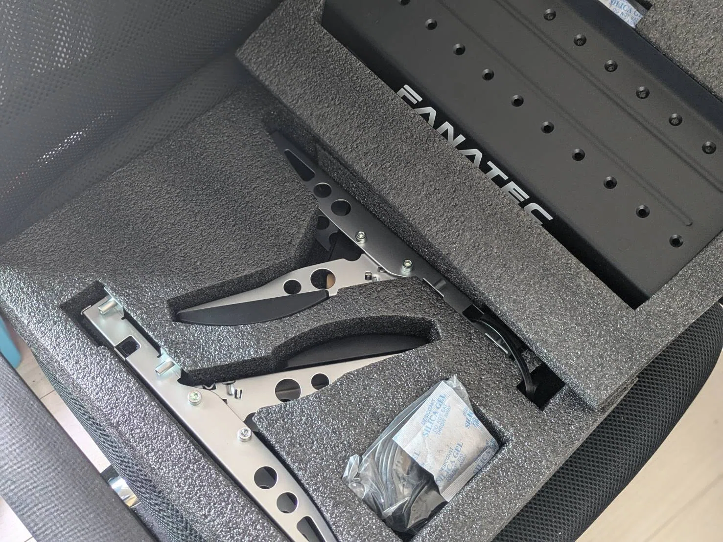 GT7で使うならどっち？FANATEC CSL Pedals vs CSL Elite Pedals｜岡田衛
