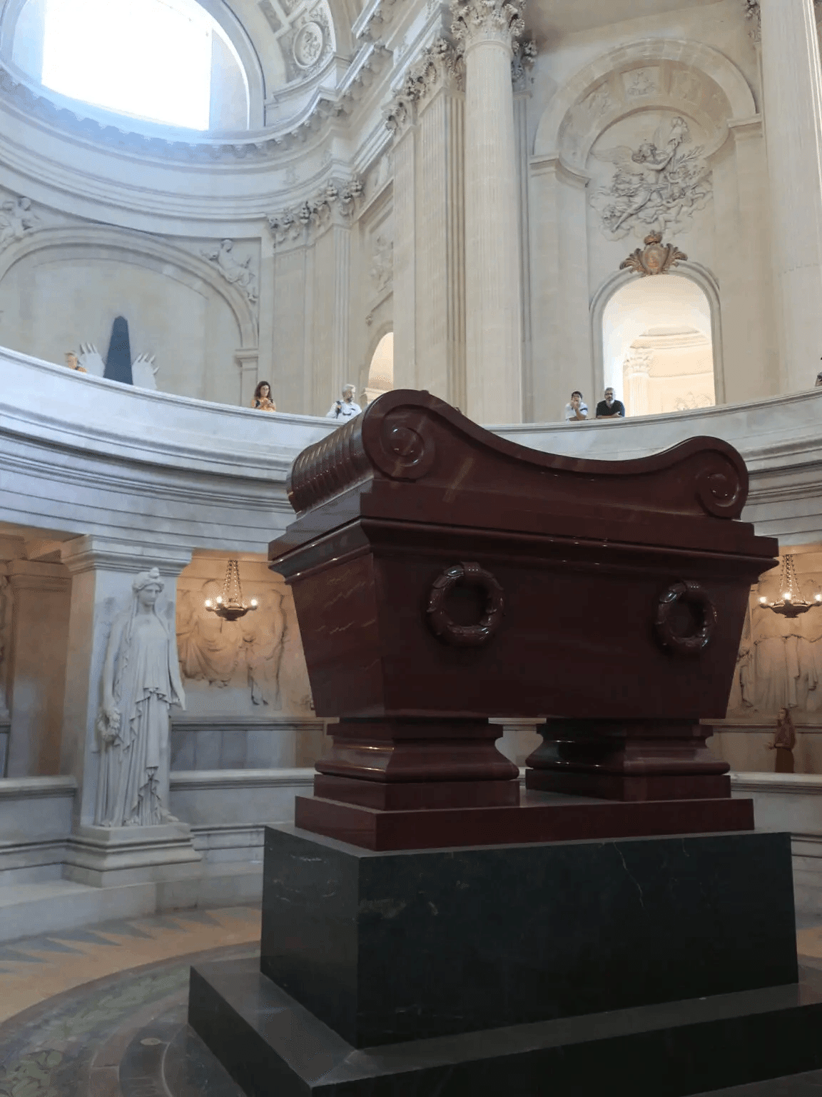 ナポレオンの墓があるパリのアンヴァリッド廃兵院へ～文豪達も憧れた