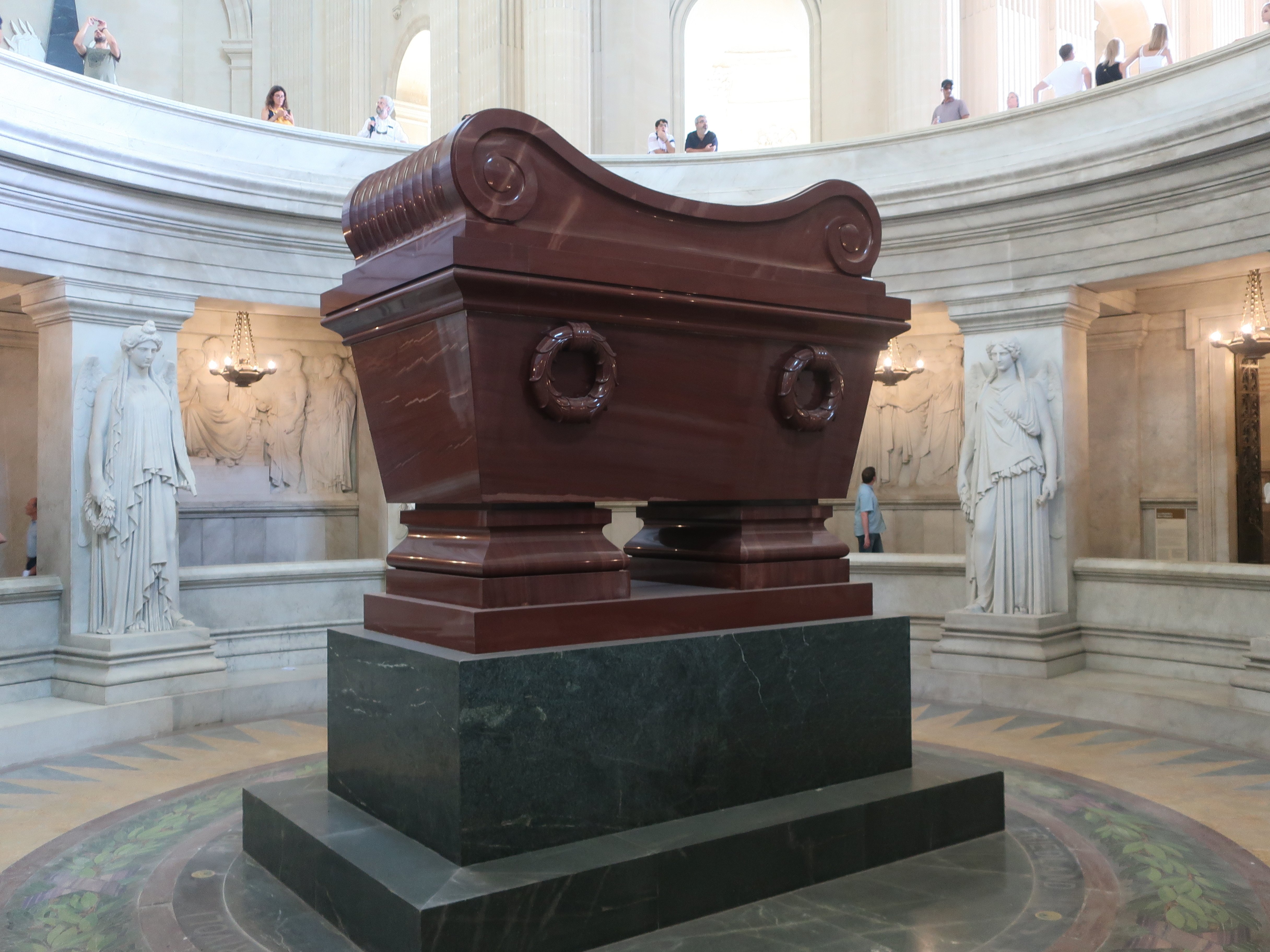 ナポレオンの墓があるパリのアンヴァリッド廃兵院へ～文豪達も憧れた