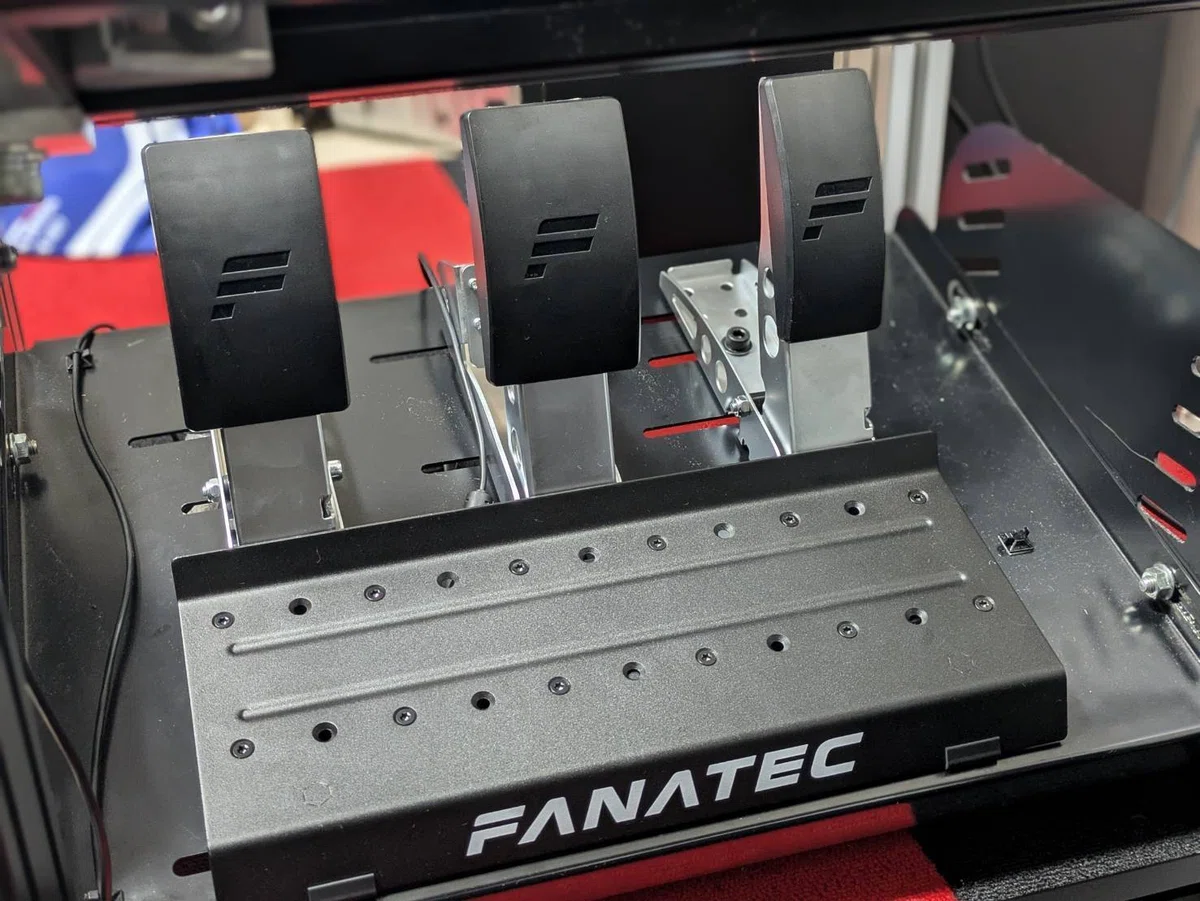 GT7で使うならどっち？FANATEC CSL Pedals vs CSL Elite Pedals｜岡田衛